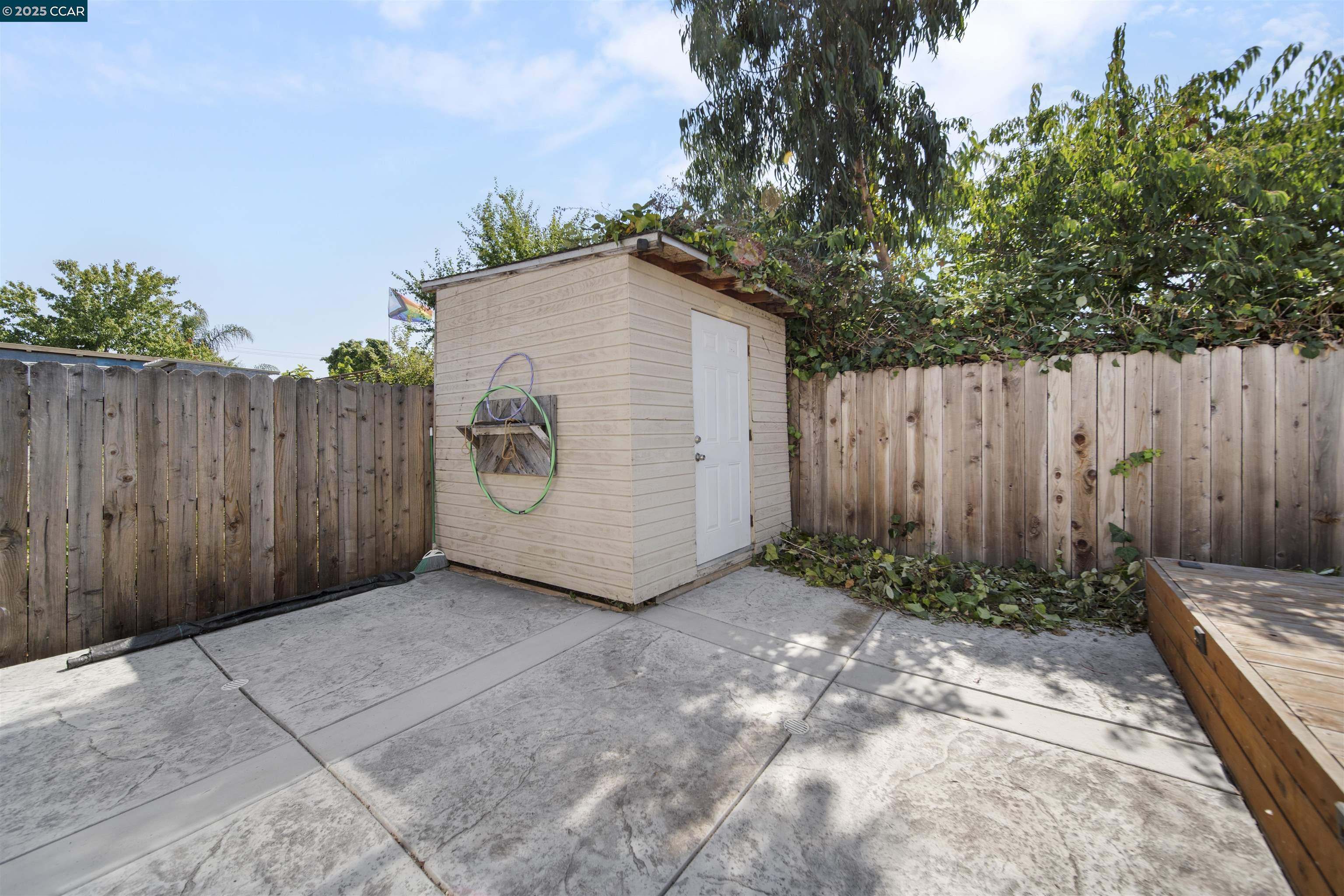 Detail Gallery Image 21 of 23 For 3106 Chestnut St, Oakland,  CA 94608-4451 - 3 Beds | 1 Baths