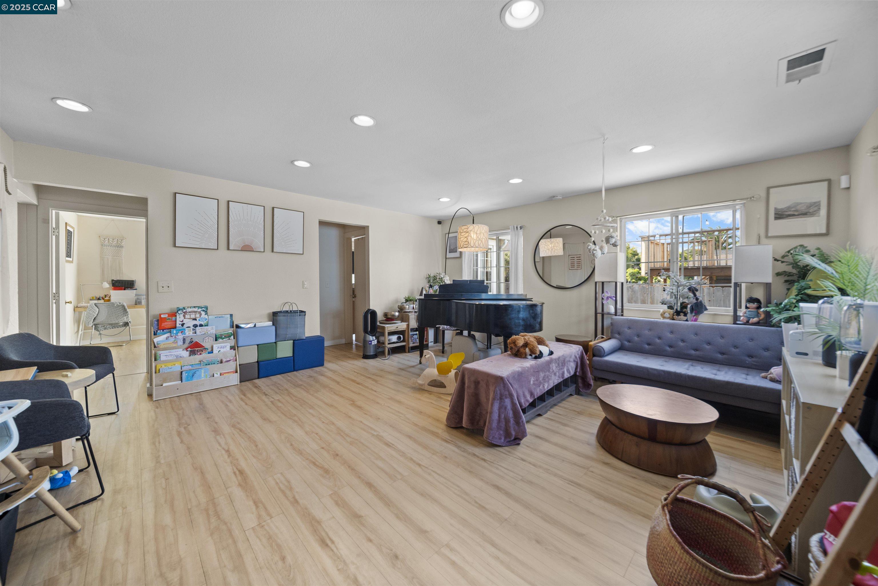 Detail Gallery Image 4 of 23 For 3106 Chestnut St, Oakland,  CA 94608-4451 - 3 Beds | 1 Baths