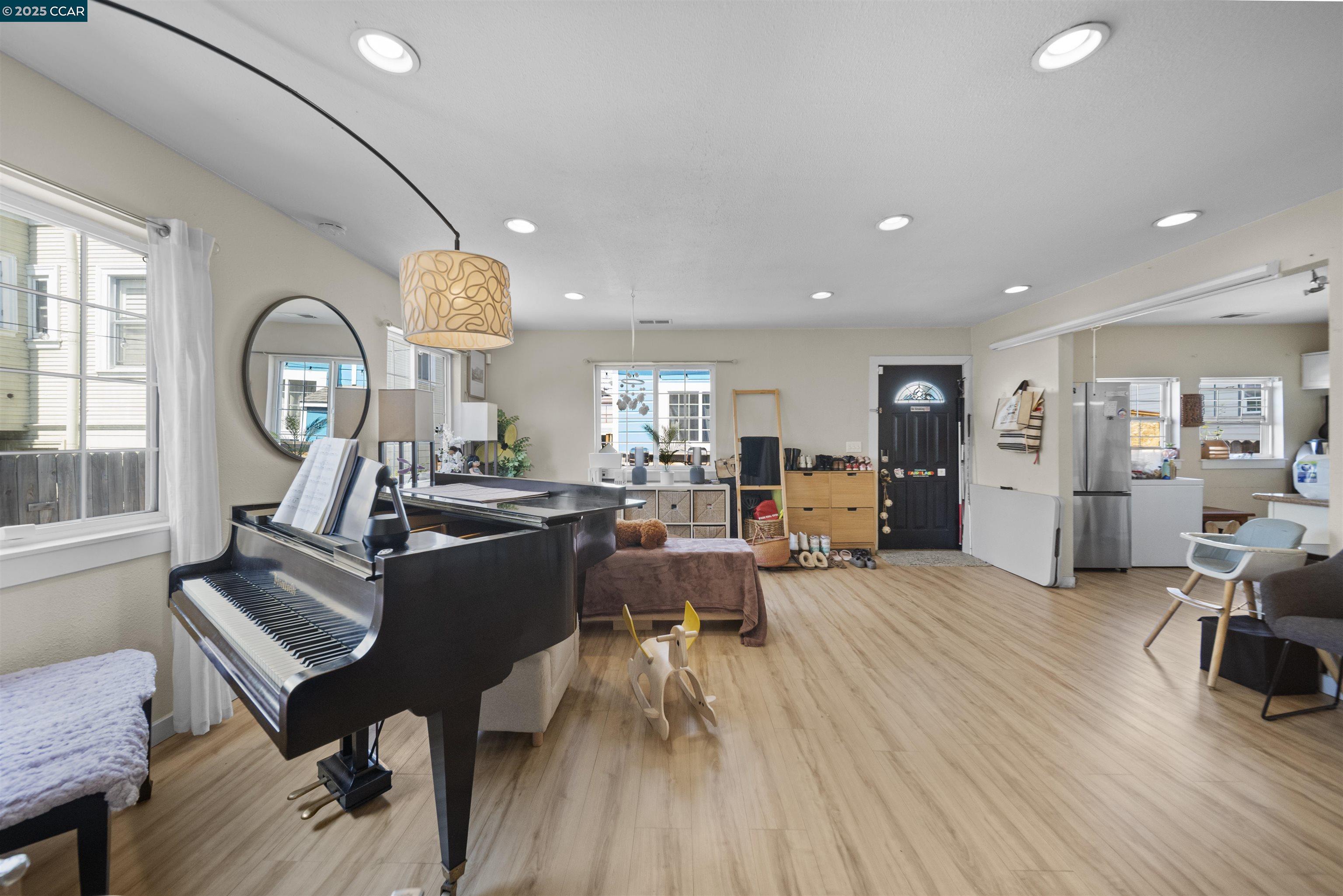 Detail Gallery Image 6 of 23 For 3106 Chestnut St, Oakland,  CA 94608-4451 - 3 Beds | 1 Baths
