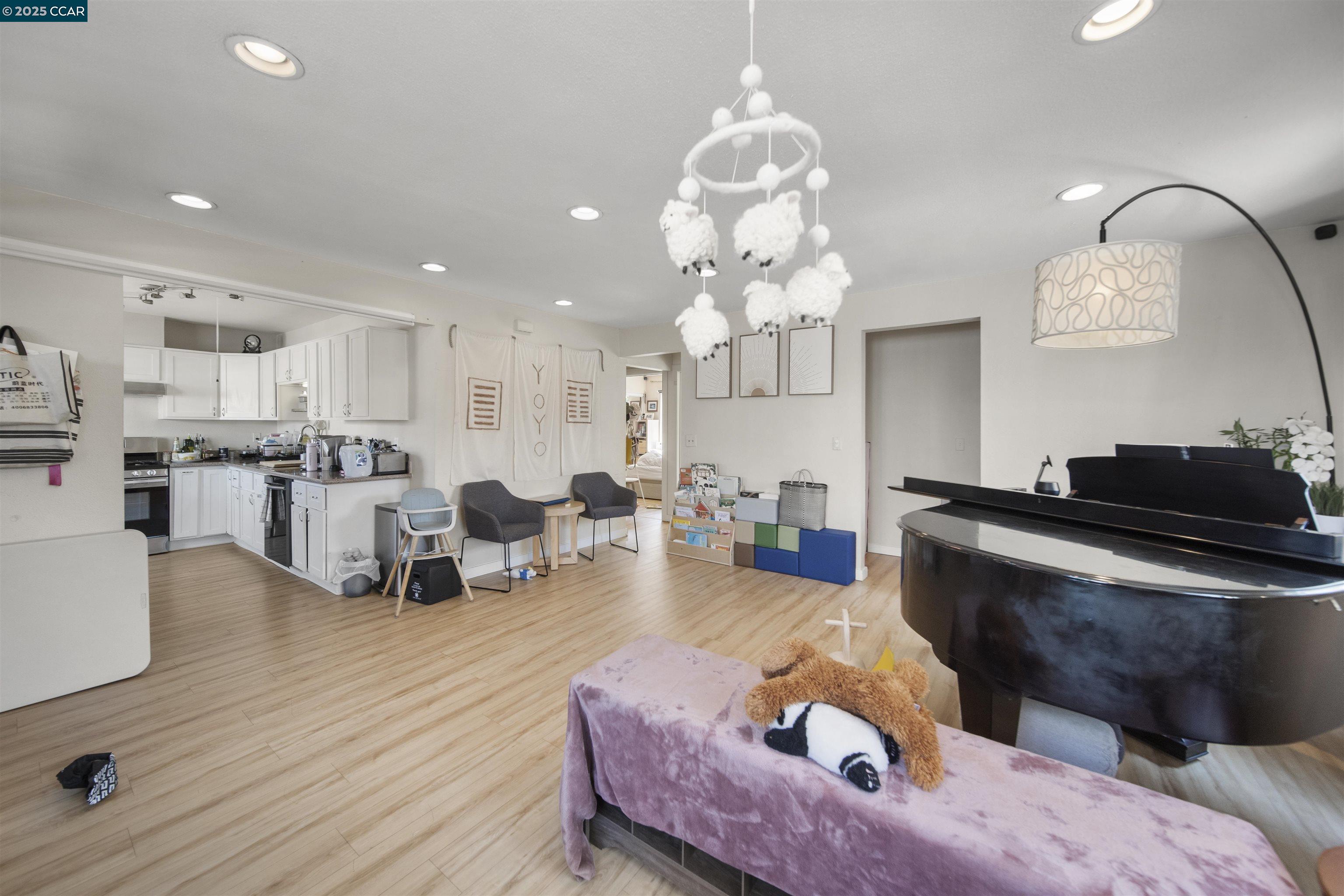 Detail Gallery Image 7 of 23 For 3106 Chestnut St, Oakland,  CA 94608-4451 - 3 Beds | 1 Baths