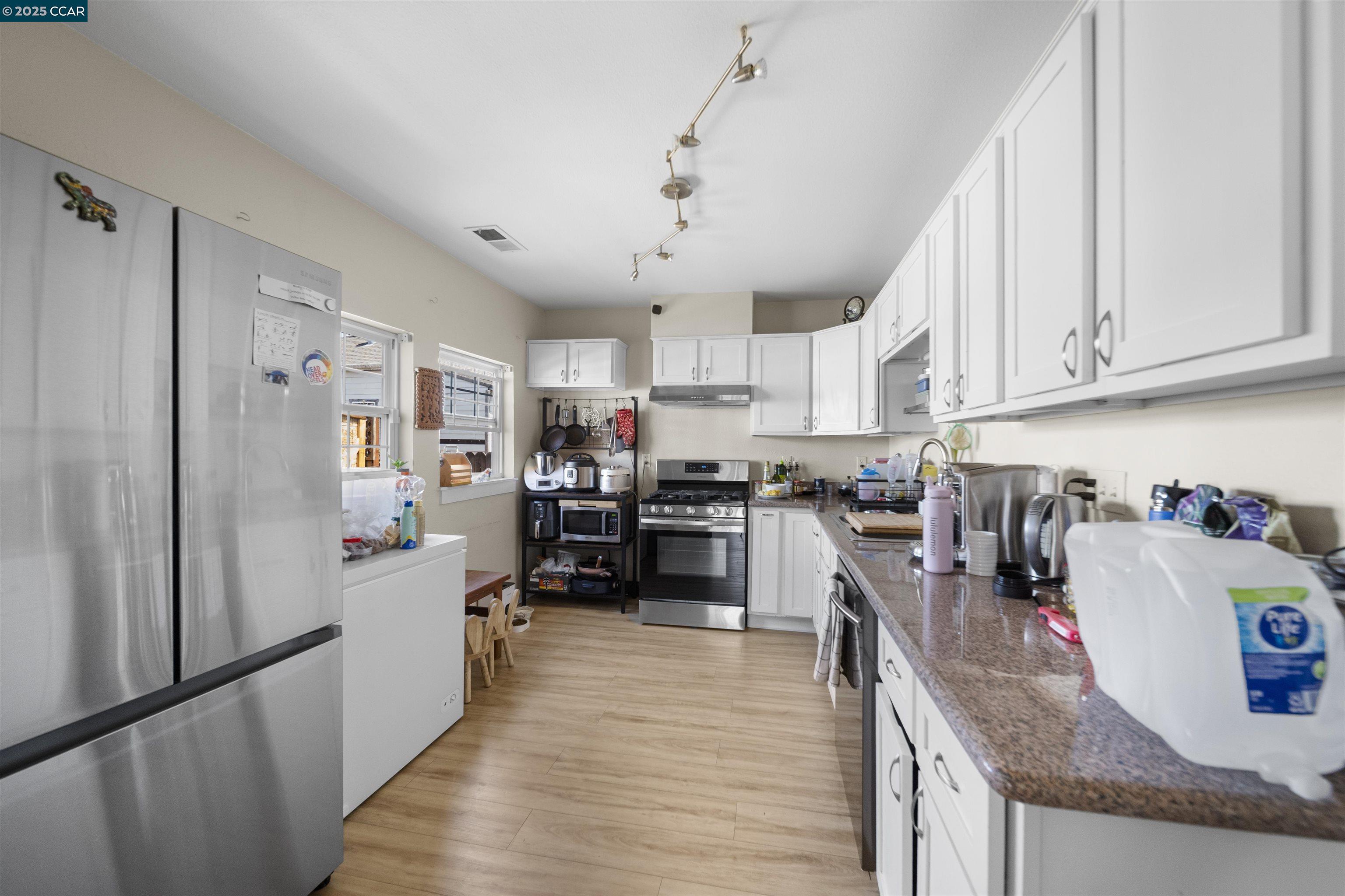 Detail Gallery Image 8 of 23 For 3106 Chestnut St, Oakland,  CA 94608-4451 - 3 Beds | 1 Baths