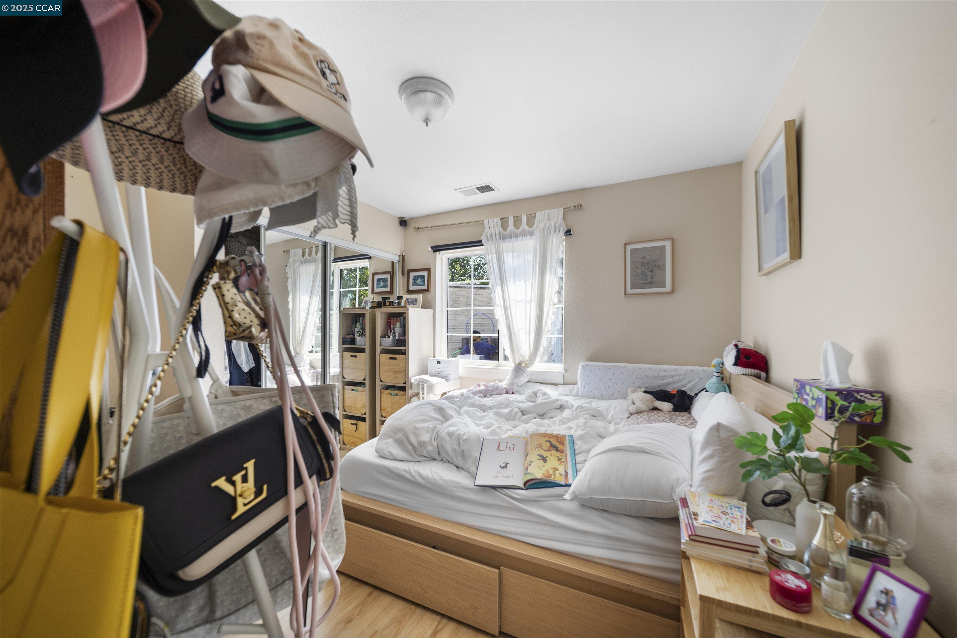 Detail Gallery Image 9 of 23 For 3106 Chestnut St, Oakland,  CA 94608-4451 - 3 Beds | 1 Baths