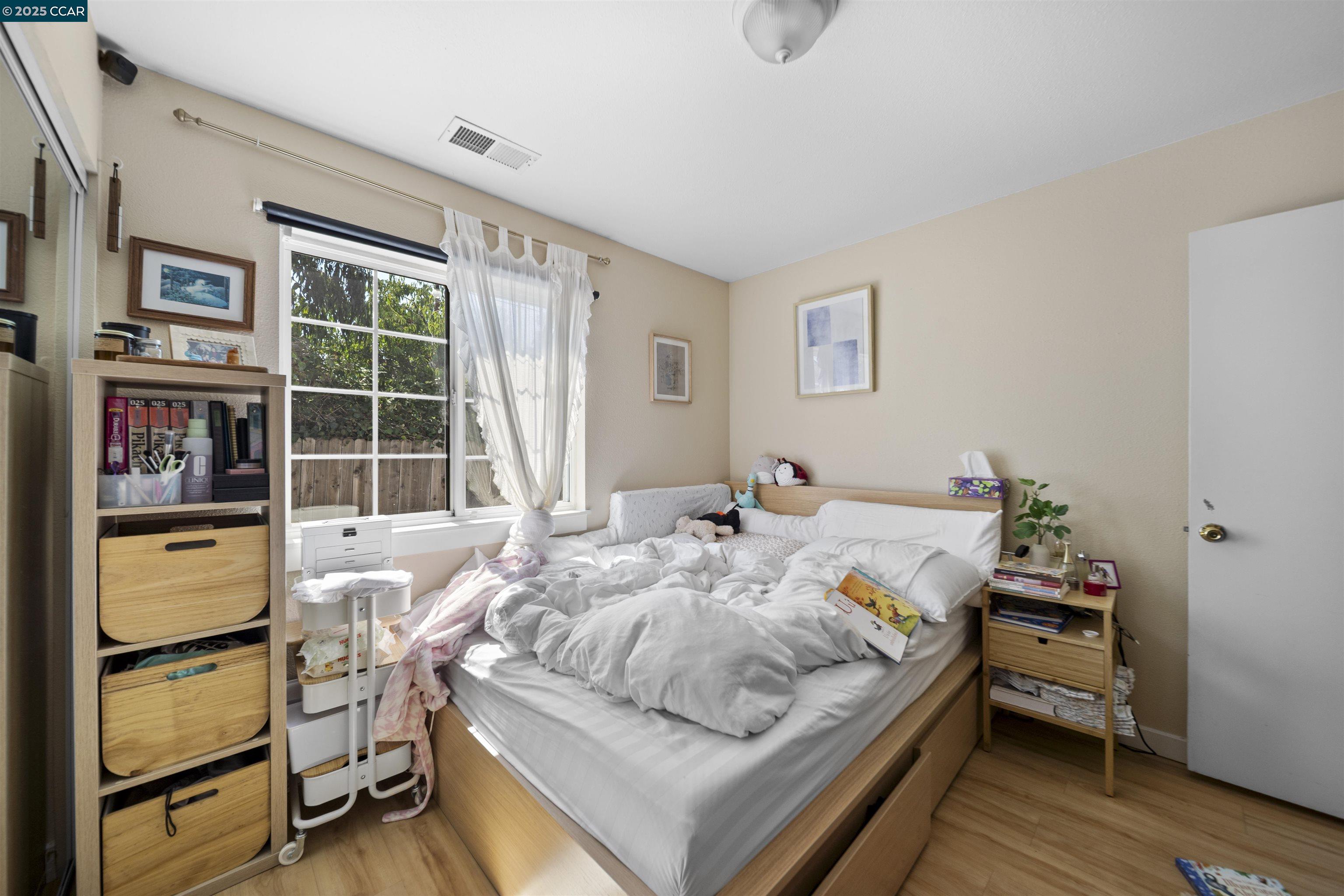 Detail Gallery Image 10 of 23 For 3106 Chestnut St, Oakland,  CA 94608-4451 - 3 Beds | 1 Baths