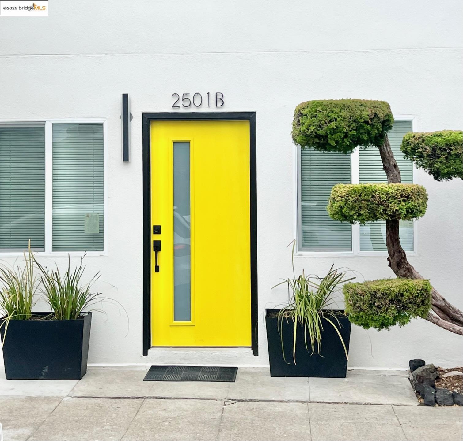 Detail Gallery Image 1 of 7 For 2501 Mabel St. #B,  Berkeley,  CA 94702 - 2 Beds | 1 Baths