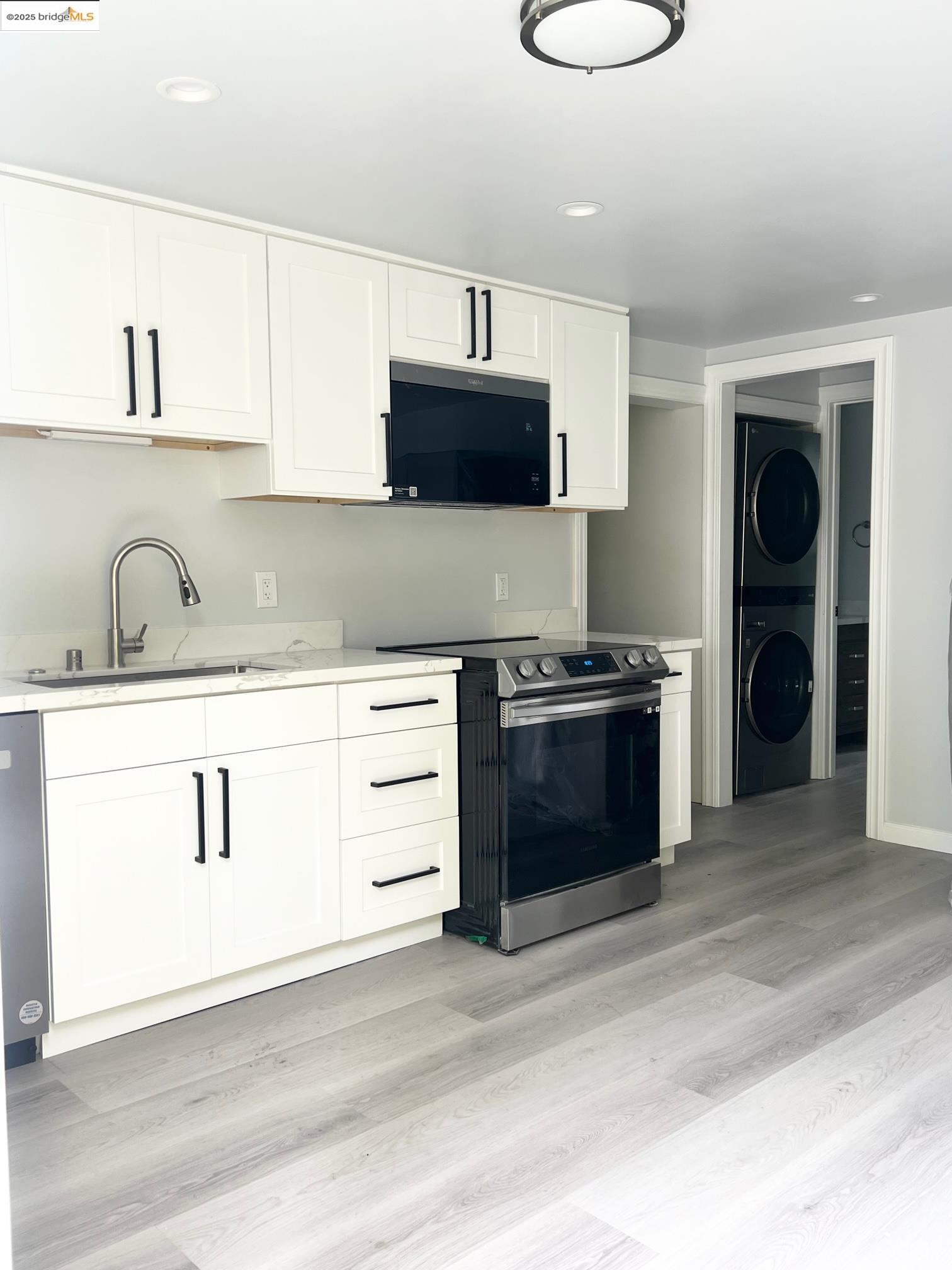 Detail Gallery Image 2 of 7 For 2501 Mabel St. #B,  Berkeley,  CA 94702 - 2 Beds | 1 Baths