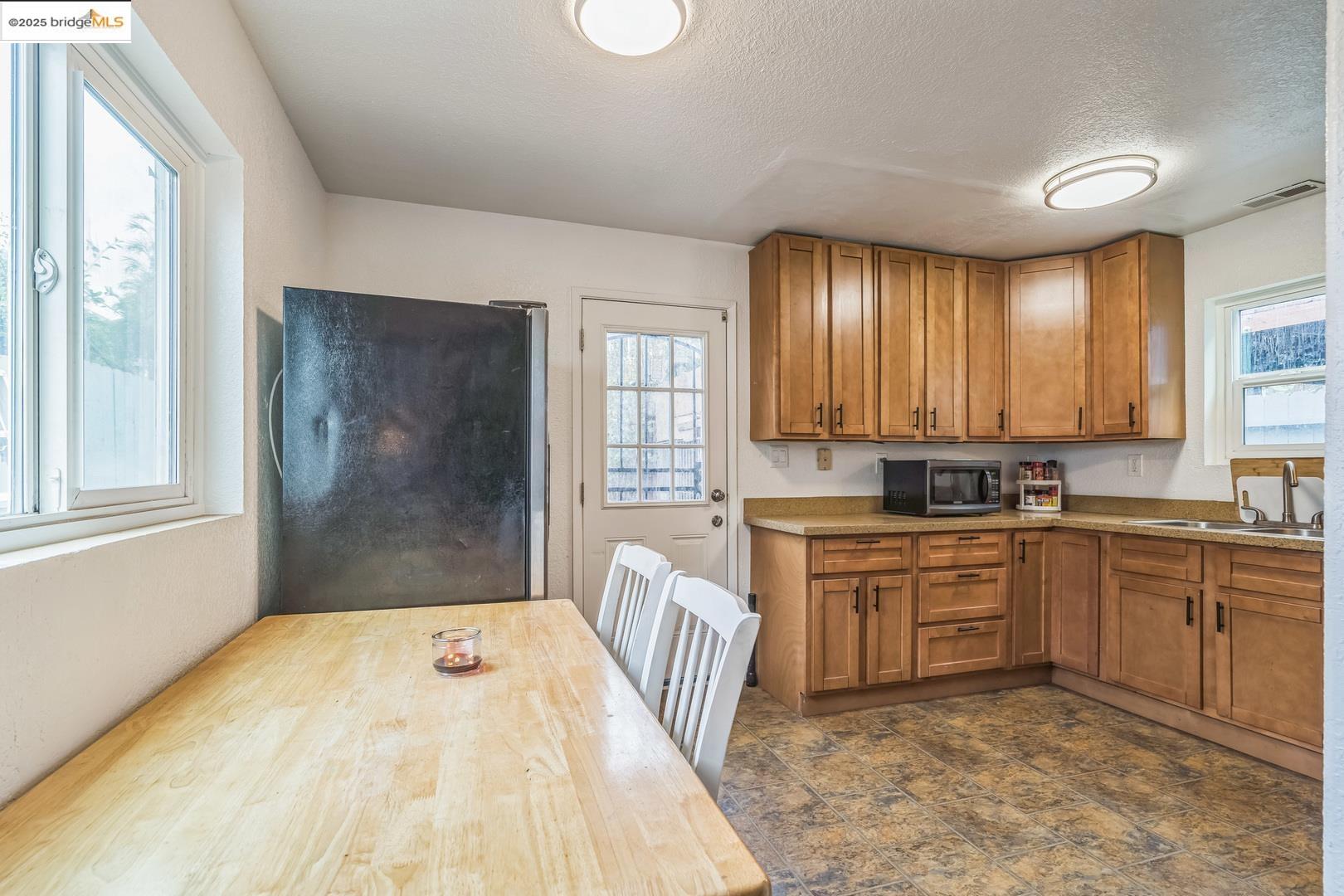 Detail Gallery Image 11 of 32 For 874 Pine St, Oakland,  CA 94607 - 3 Beds | 2/1 Baths
