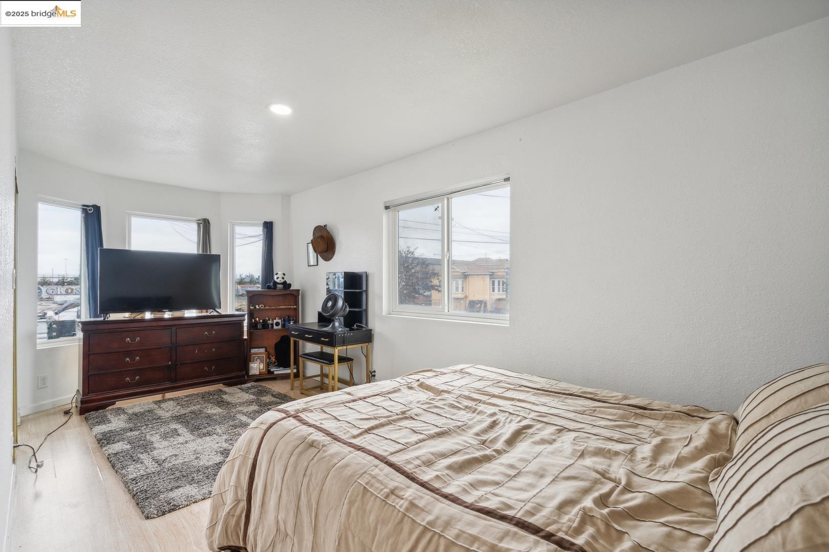 Detail Gallery Image 17 of 32 For 874 Pine St, Oakland,  CA 94607 - 3 Beds | 2/1 Baths