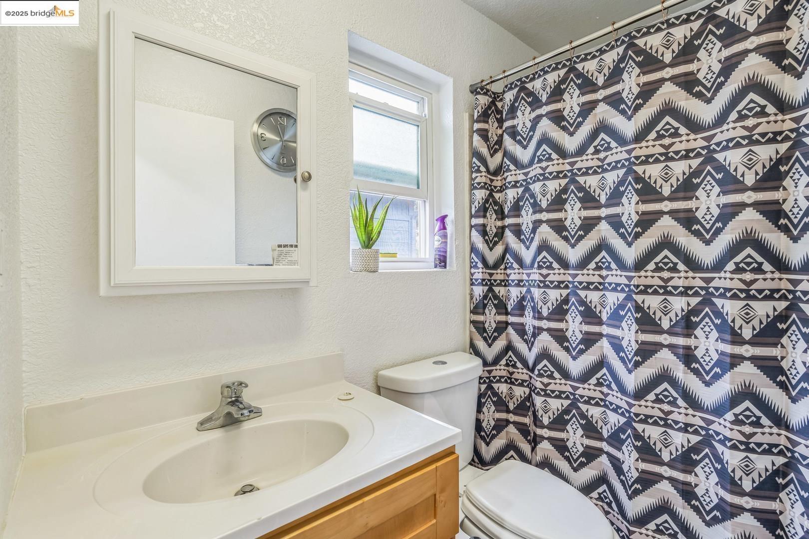 Detail Gallery Image 19 of 32 For 874 Pine St, Oakland,  CA 94607 - 3 Beds | 2/1 Baths