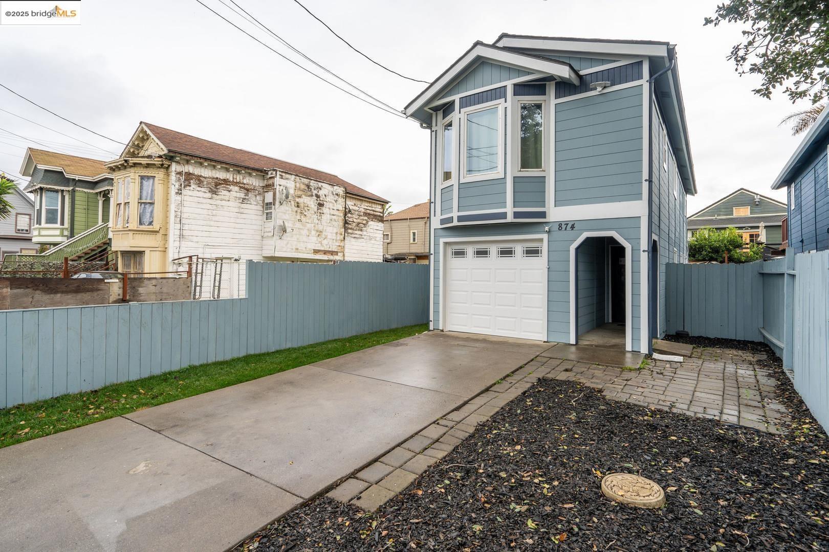 Detail Gallery Image 3 of 32 For 874 Pine St, Oakland,  CA 94607 - 3 Beds | 2/1 Baths