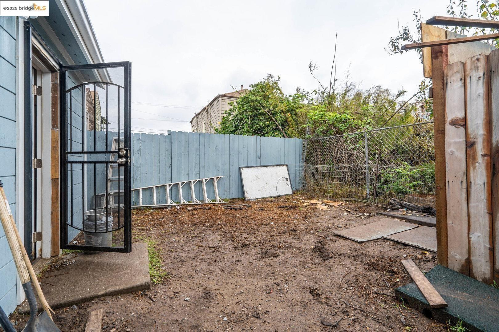 Detail Gallery Image 30 of 32 For 874 Pine St, Oakland,  CA 94607 - 3 Beds | 2/1 Baths