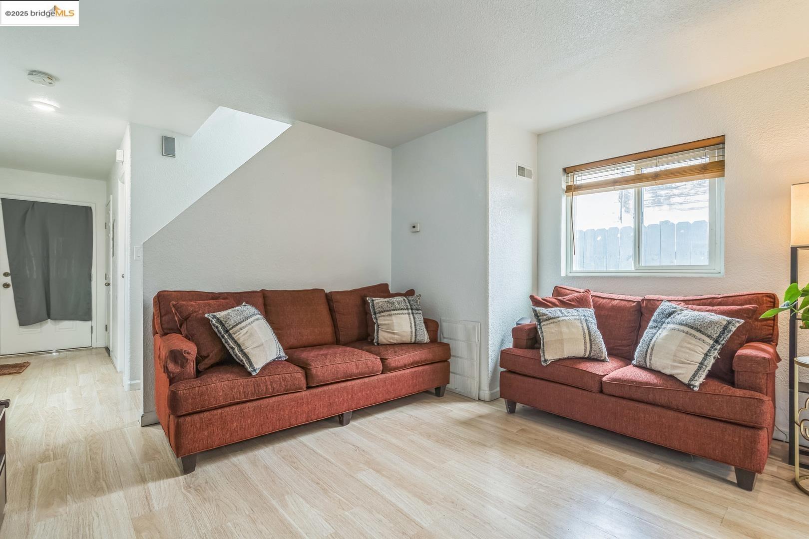Detail Gallery Image 4 of 32 For 874 Pine St, Oakland,  CA 94607 - 3 Beds | 2/1 Baths