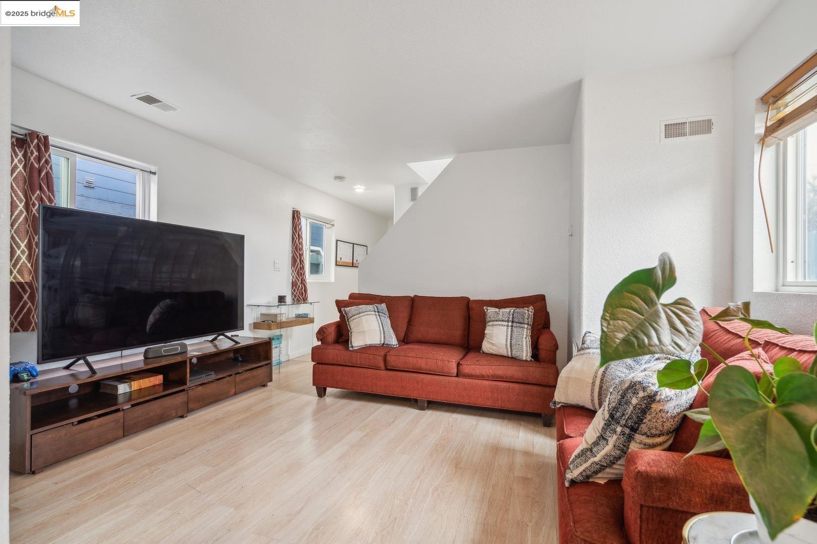 Detail Gallery Image 6 of 32 For 874 Pine St, Oakland,  CA 94607 - 3 Beds | 2/1 Baths