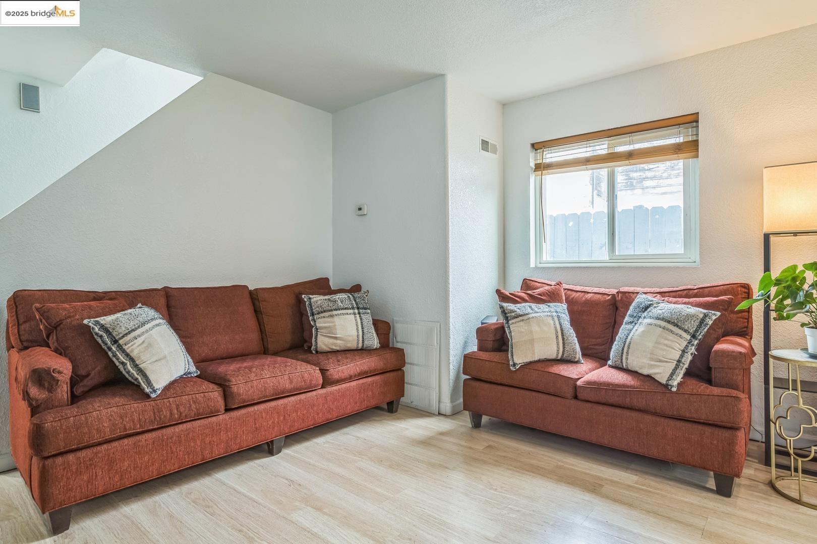 Detail Gallery Image 7 of 32 For 874 Pine St, Oakland,  CA 94607 - 3 Beds | 2/1 Baths