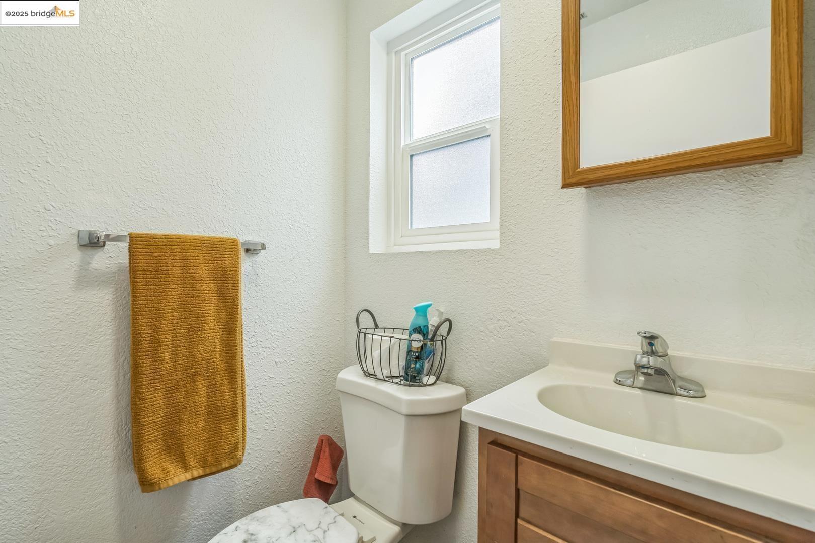 Detail Gallery Image 9 of 32 For 874 Pine St, Oakland,  CA 94607 - 3 Beds | 2/1 Baths