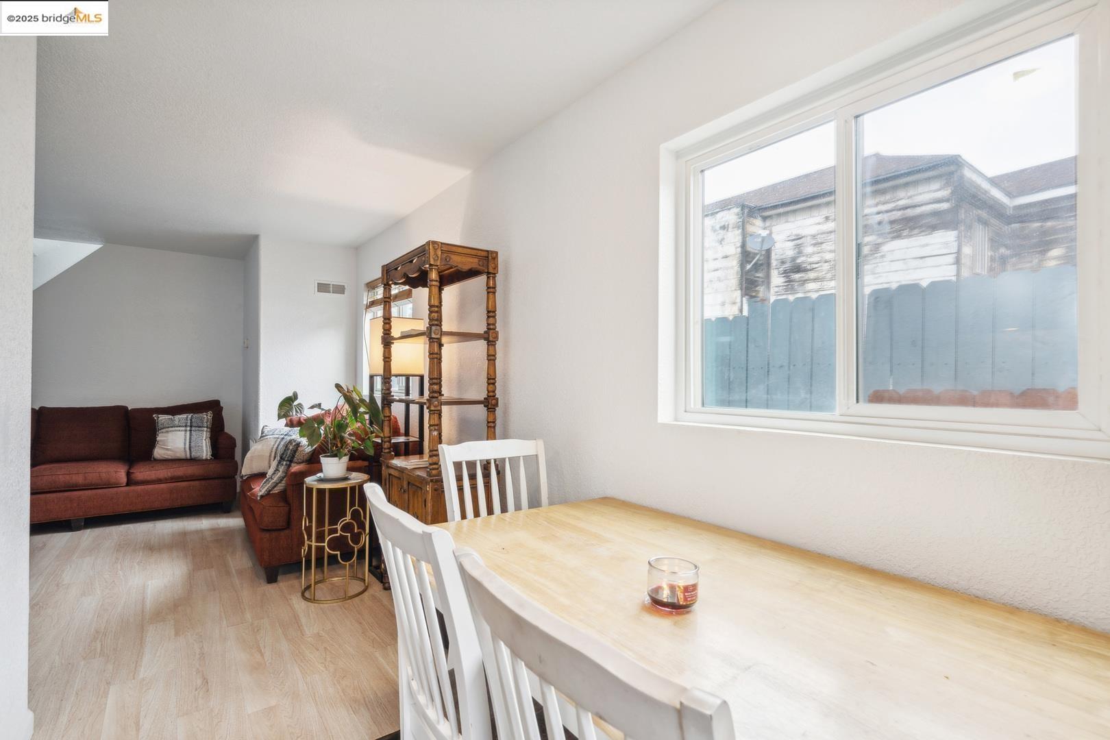 Detail Gallery Image 10 of 32 For 874 Pine St, Oakland,  CA 94607 - 3 Beds | 2/1 Baths