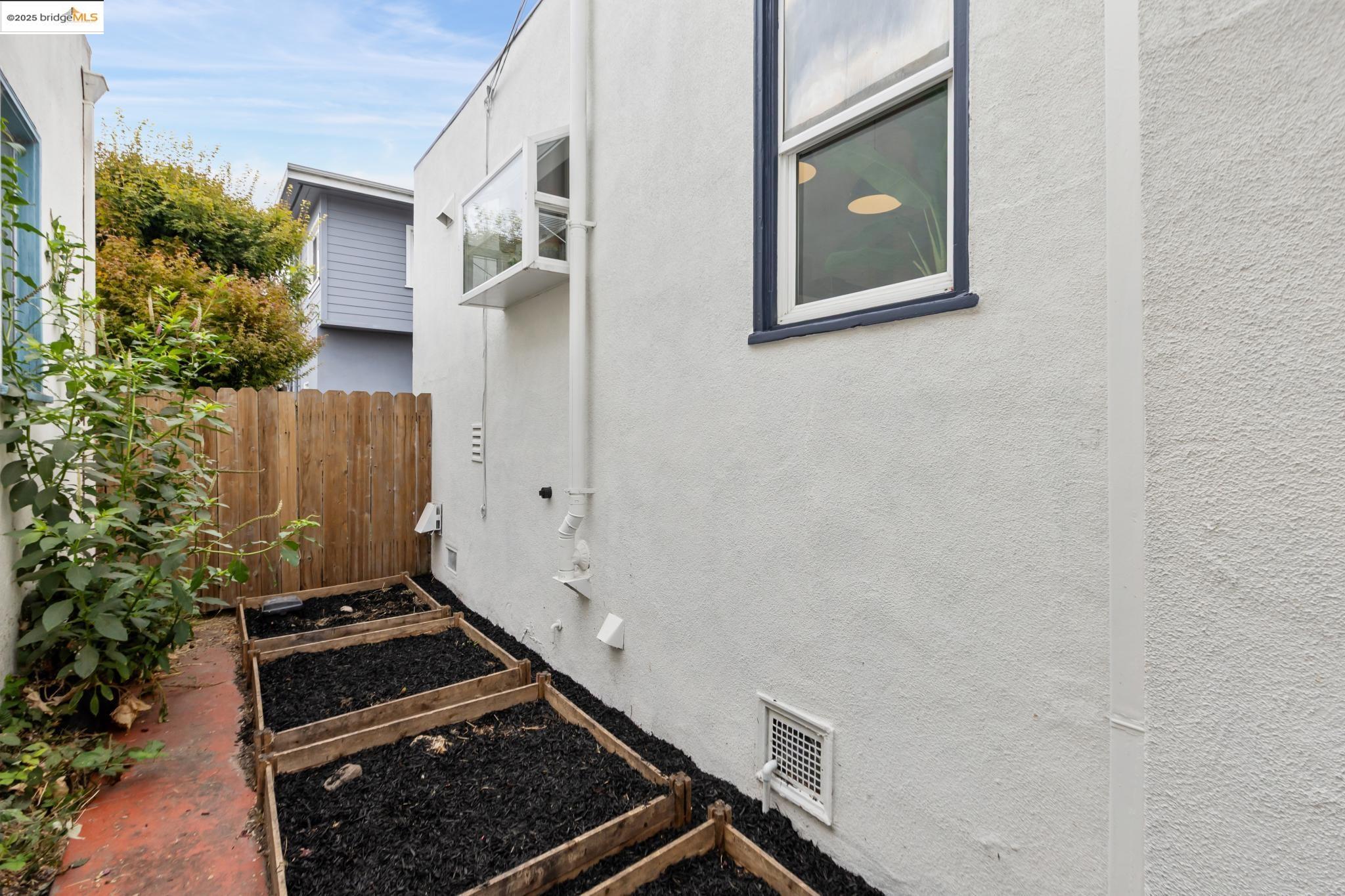 1415 67Th St, Berkeley, California 94702, 2 Bedrooms Bedrooms, 4 Rooms Rooms,1 BathroomBathrooms,Residential,For Sale,1415 67Th St,41105724