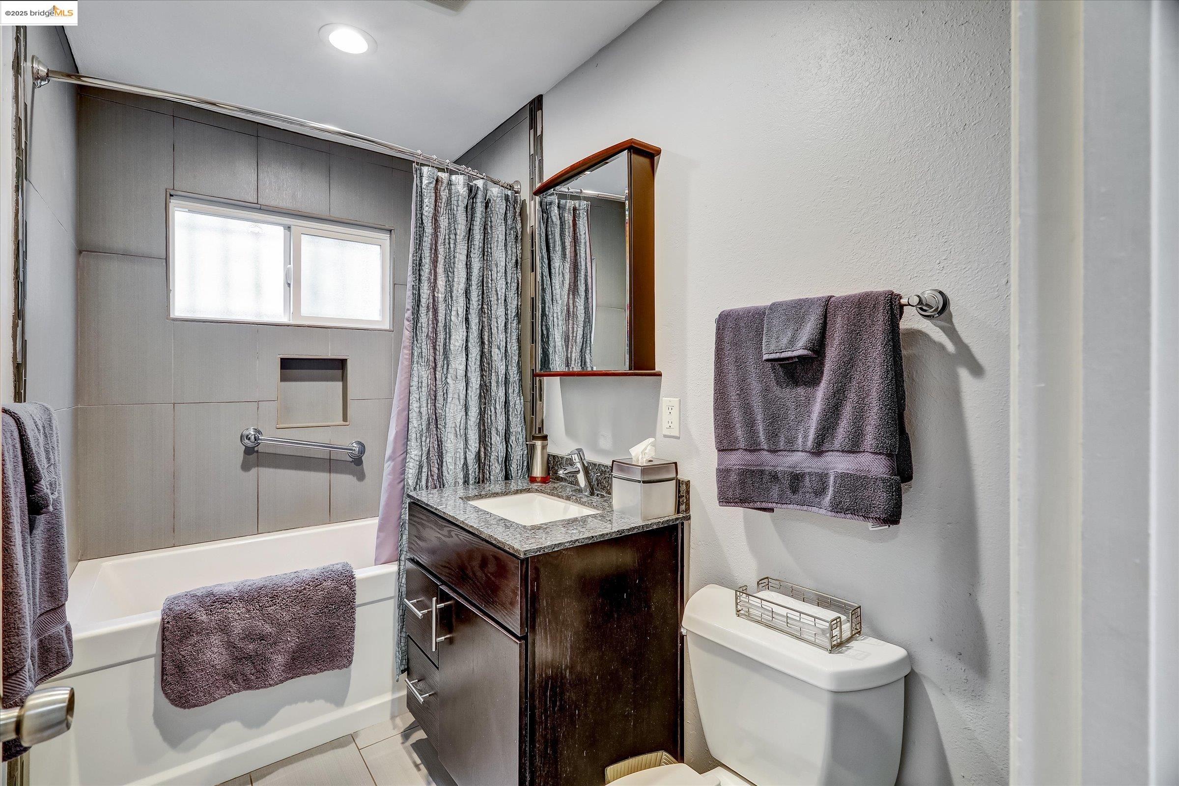 6610-6612 Bancroft Avenue, Oakland, California 94605, ,Residential Income,For Sale,6610-6612 Bancroft Avenue,41105732
