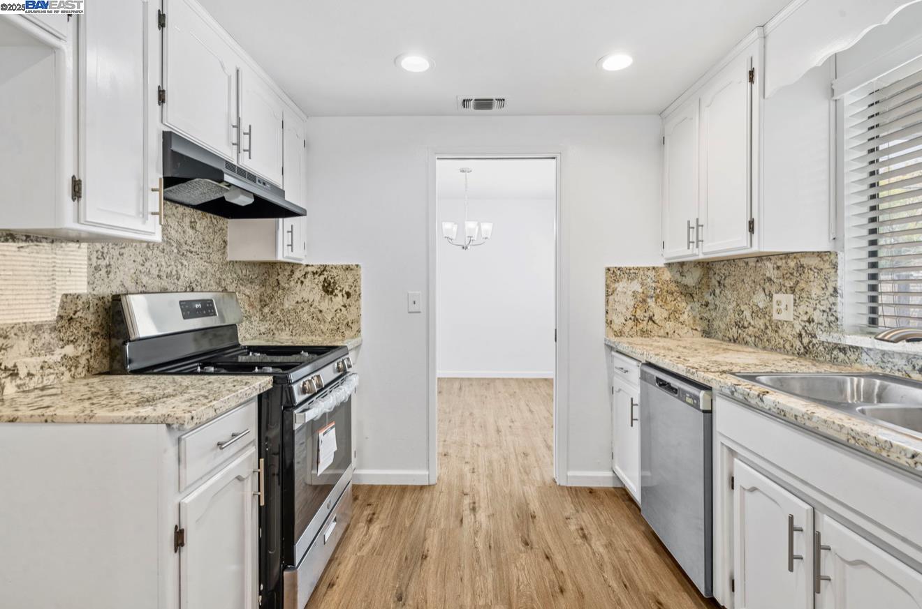 Detail Gallery Image 2 of 13 For 1272 Eastridge Pl, Manteca,  CA 95336 - 3 Beds | 2 Baths