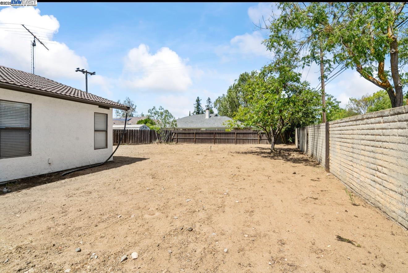 Detail Gallery Image 12 of 13 For 1272 Eastridge Pl, Manteca,  CA 95336 - 3 Beds | 2 Baths