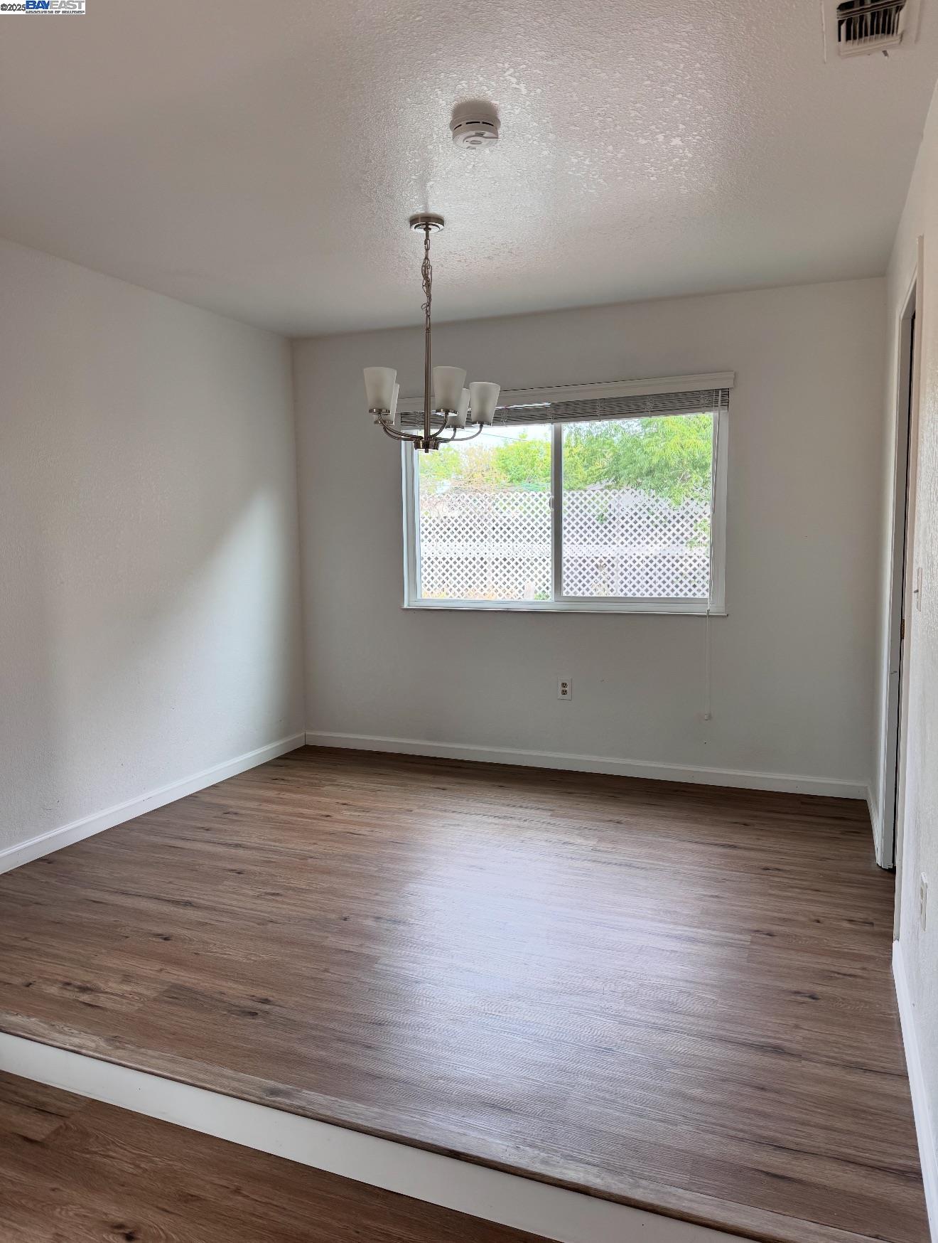 Detail Gallery Image 4 of 4 For 1272 Eastridge Pl, Manteca,  CA 95336 - 3 Beds | 2 Baths