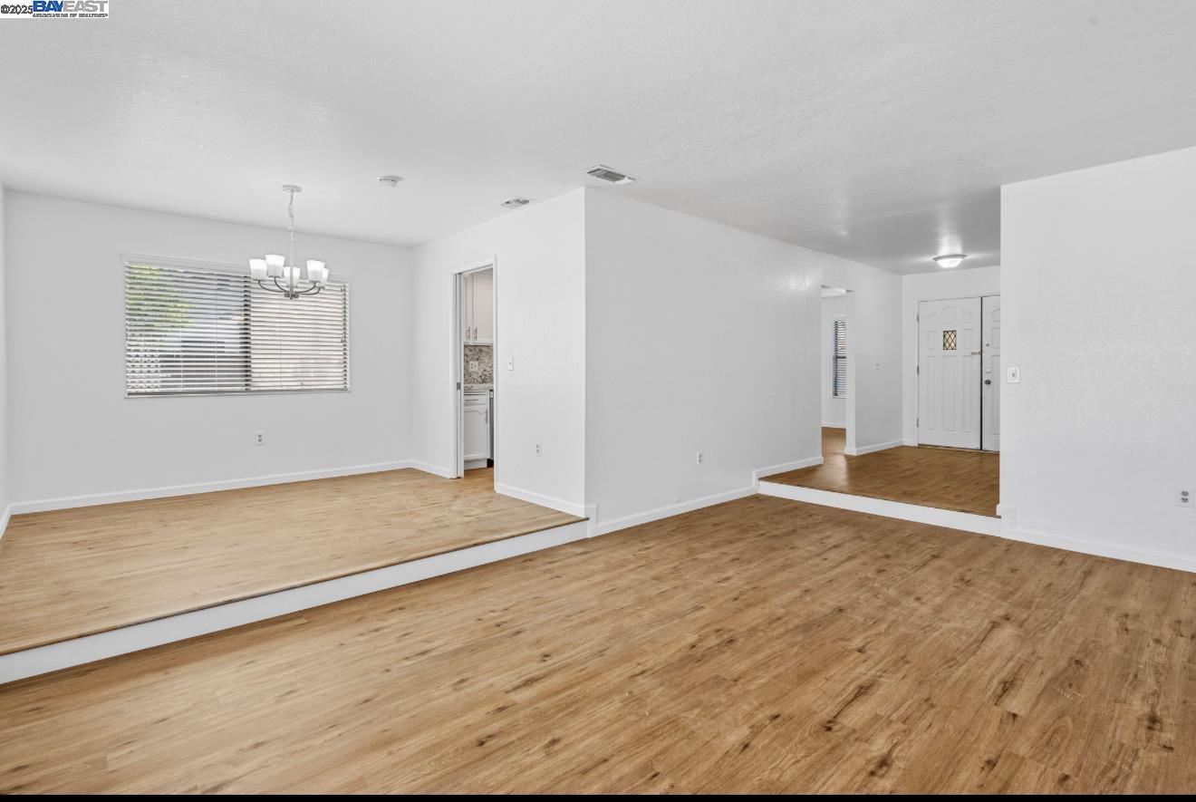 Detail Gallery Image 4 of 13 For 1272 Eastridge Pl, Manteca,  CA 95336 - 3 Beds | 2 Baths