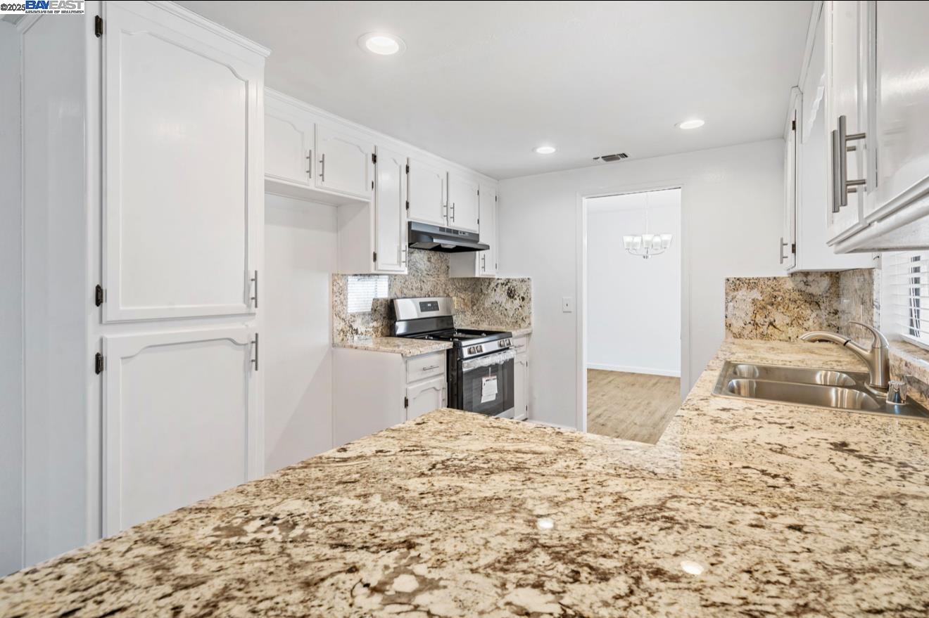 Detail Gallery Image 5 of 13 For 1272 Eastridge Pl, Manteca,  CA 95336 - 3 Beds | 2 Baths