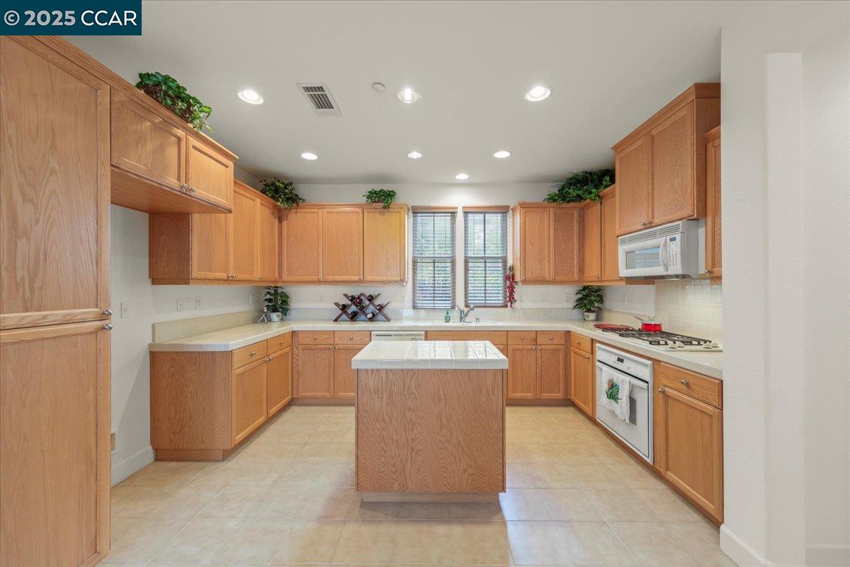 2003 De Anza Ln, Hercules, California 94547, 3 Bedrooms Bedrooms, 6 Rooms Rooms,2 BathroomsBathrooms,Residential,For Sale,2003 De Anza Ln,41105754