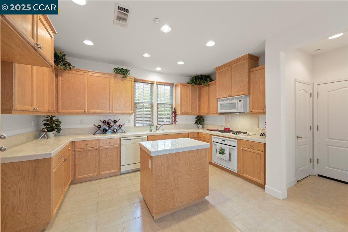 2003 De Anza Ln, Hercules, California 94547, 3 Bedrooms Bedrooms, 6 Rooms Rooms,2 BathroomsBathrooms,Residential,For Sale,2003 De Anza Ln,41105754
