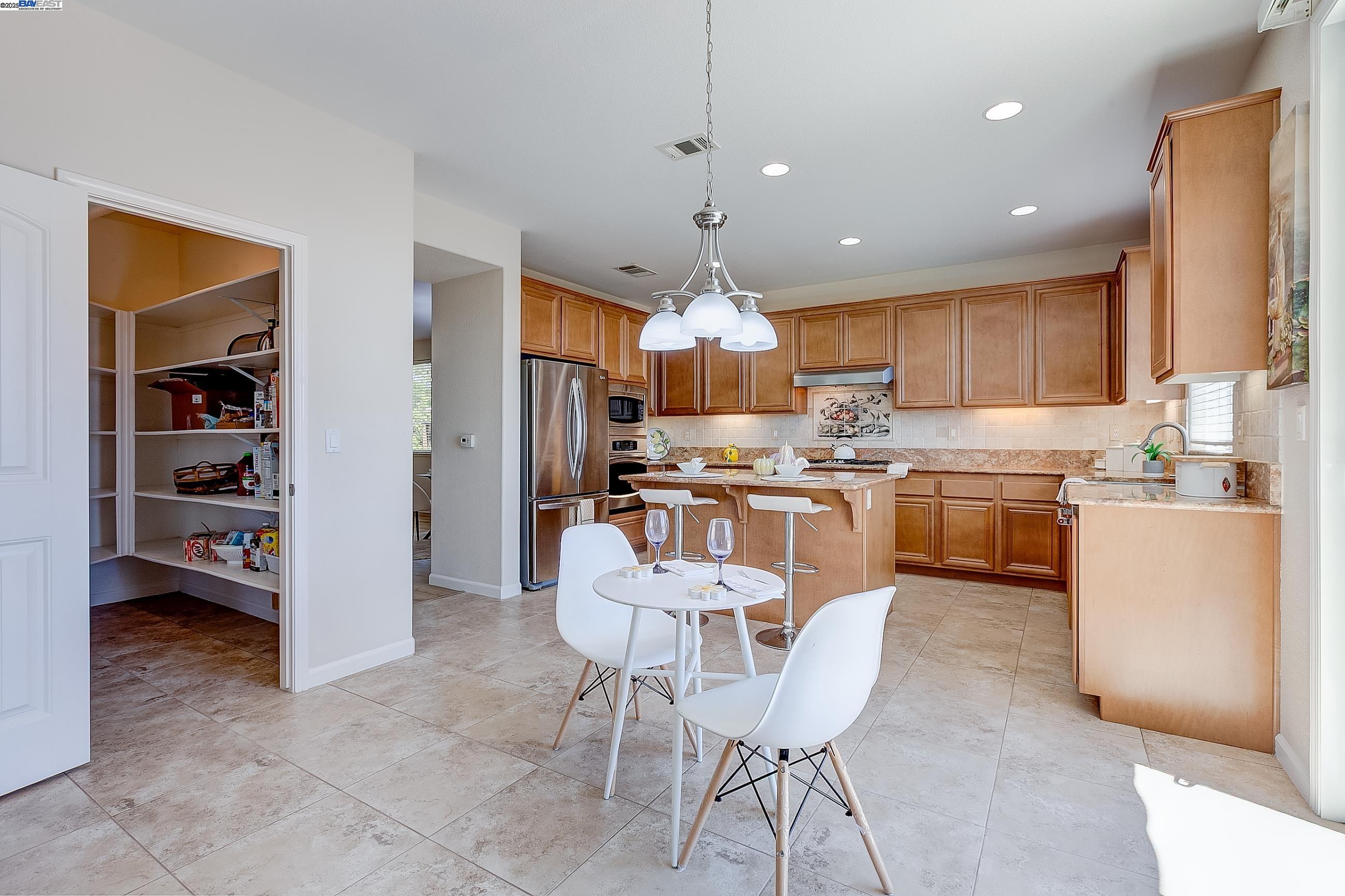 Detail Gallery Image 14 of 60 For 2528 Amantea Way, Dublin,  CA 94568-7343 - 5 Beds | 4 Baths