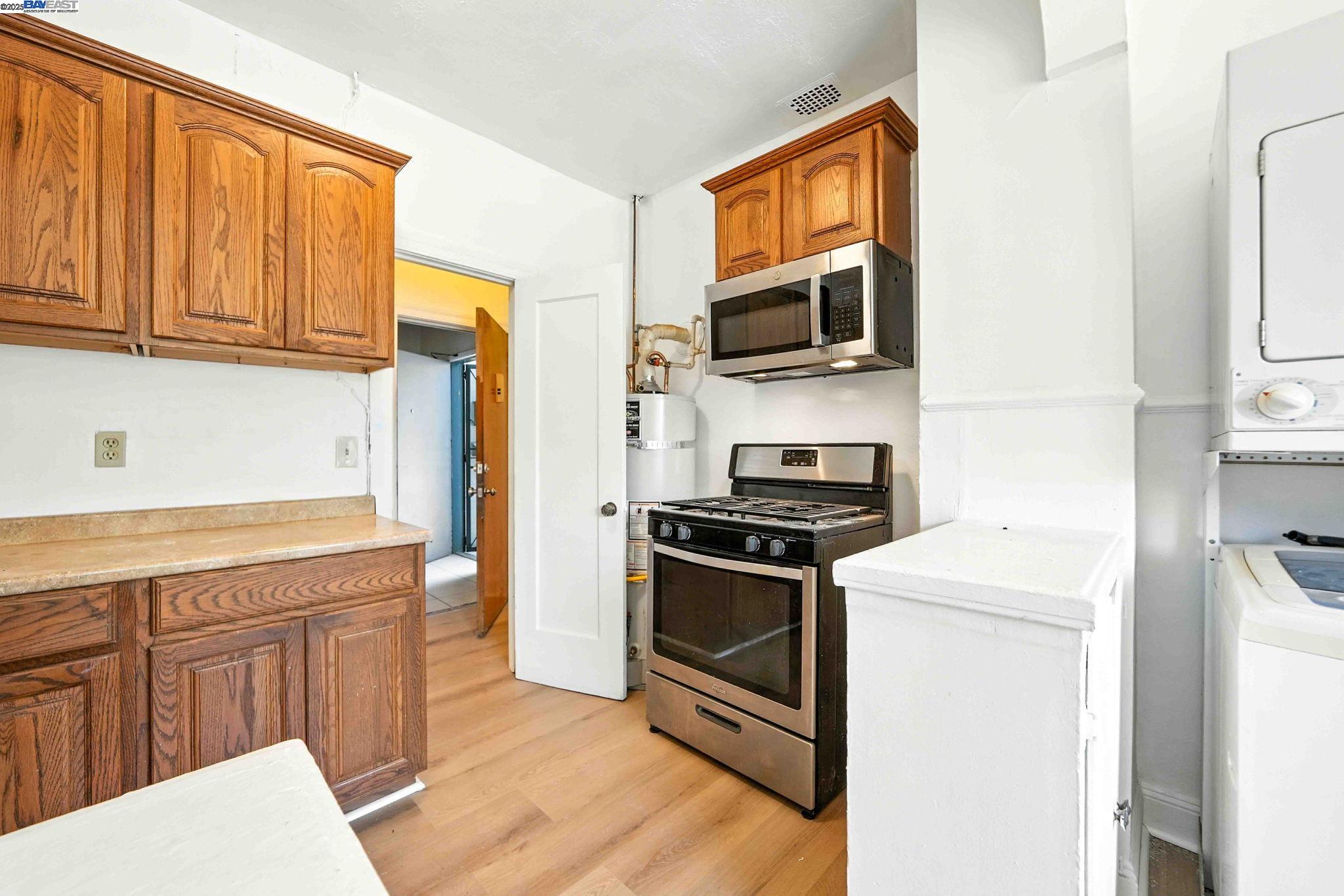 Detail Gallery Image 11 of 48 For 2238 7th, Berkeley,  CA 94710 - – Beds | – Baths