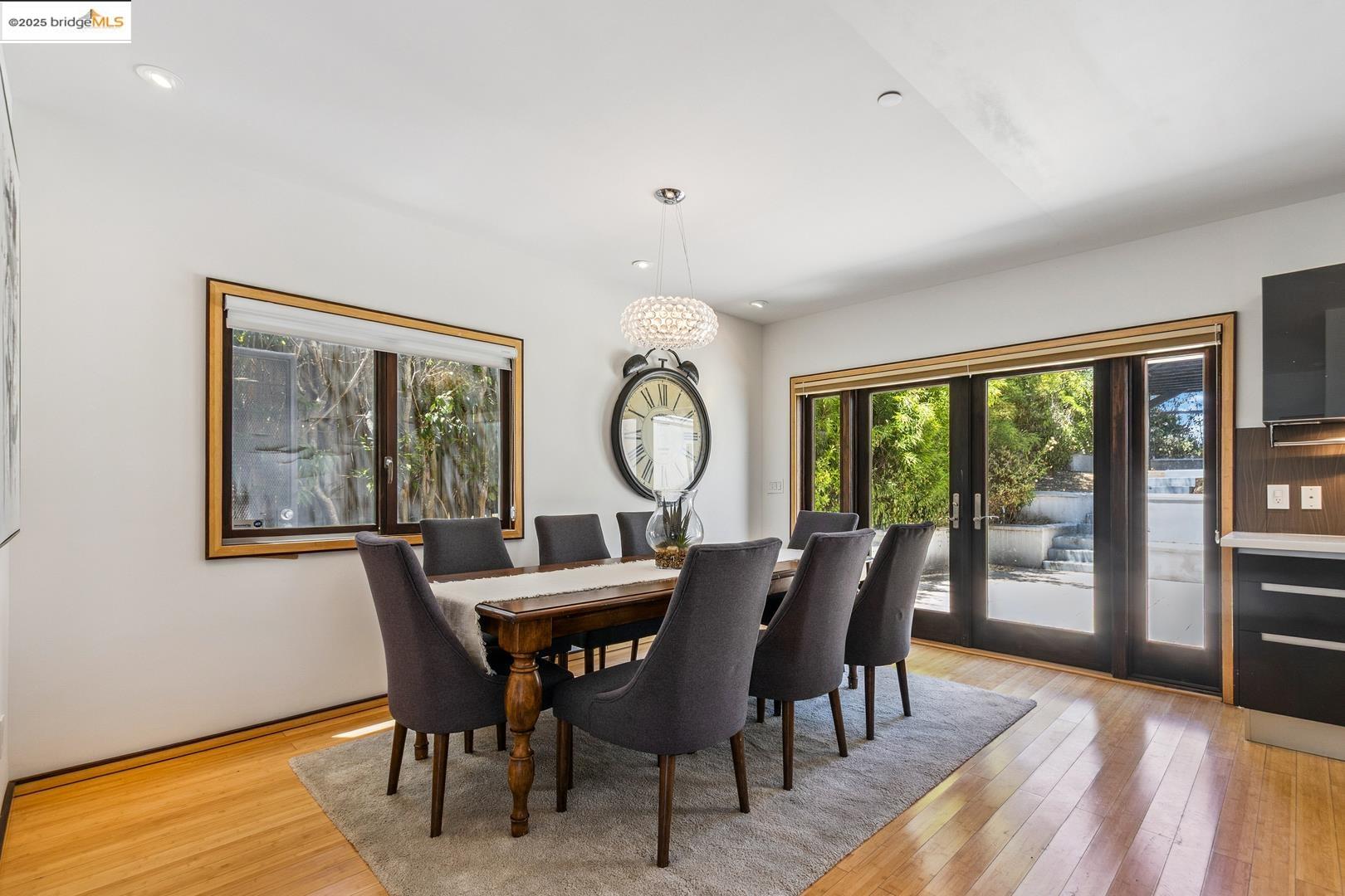 Detail Gallery Image 12 of 45 For 2912 Hillside Dr, Burlingame,  CA 94010 - 4 Beds | 4/1 Baths
