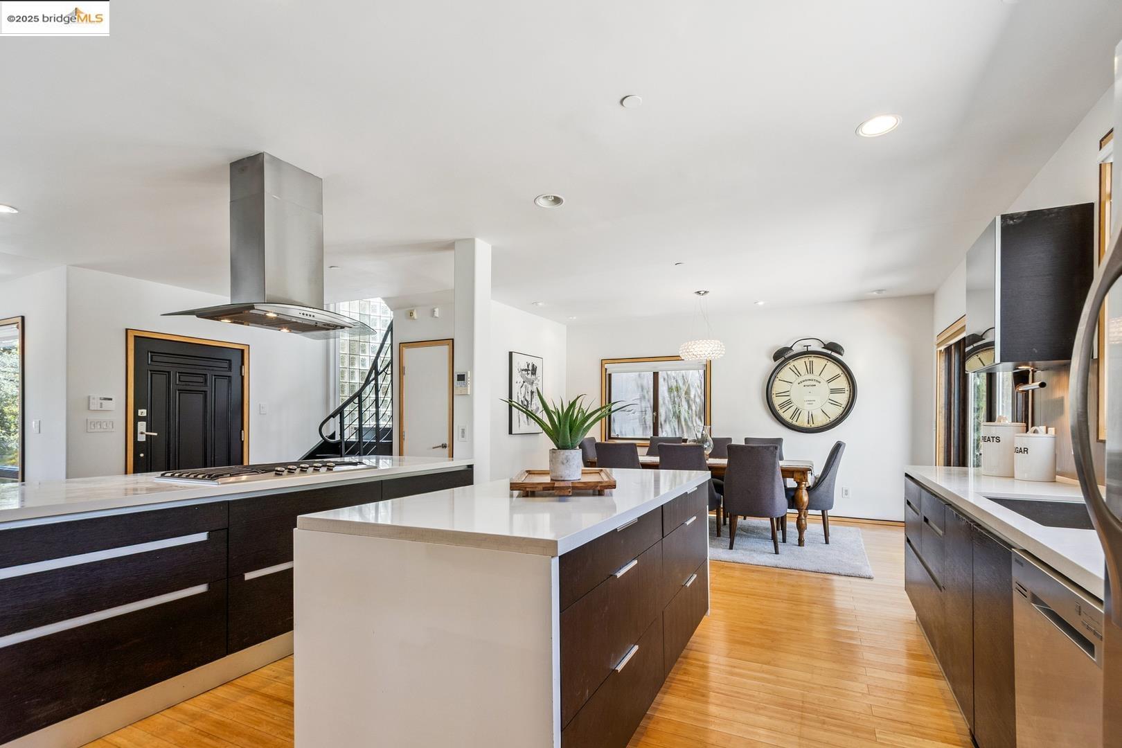 Detail Gallery Image 13 of 45 For 2912 Hillside Dr, Burlingame,  CA 94010 - 4 Beds | 4/1 Baths
