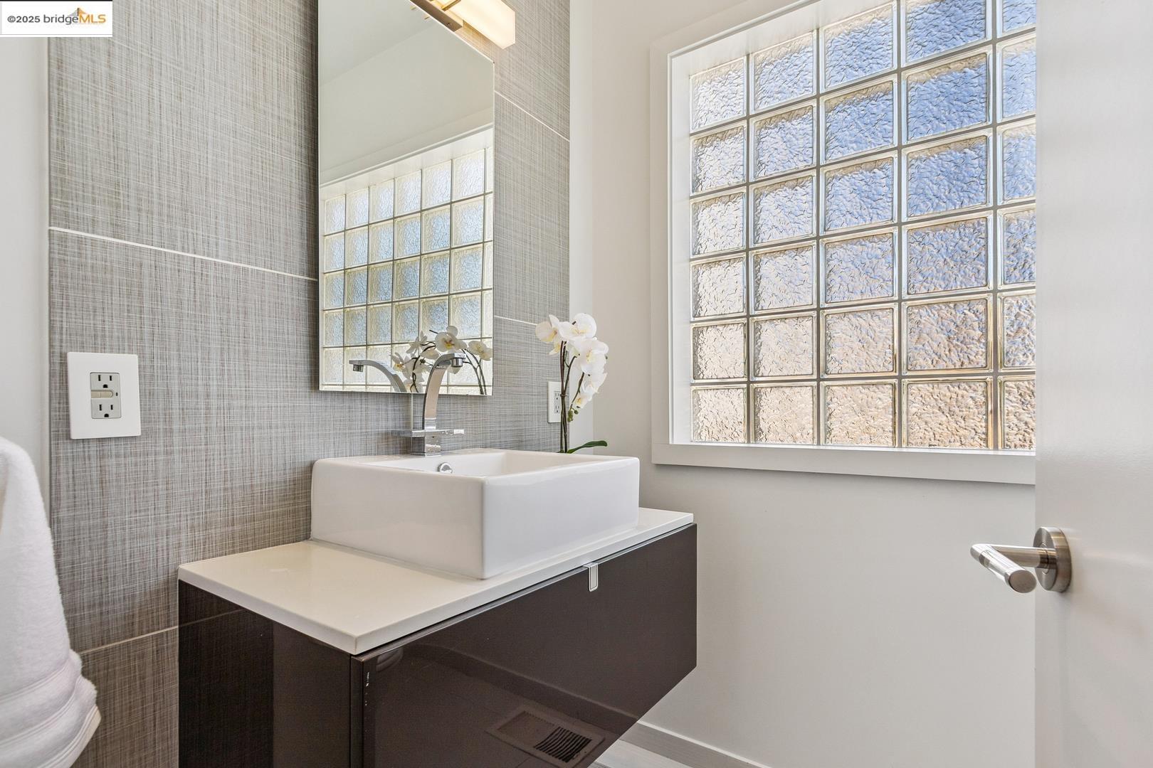Detail Gallery Image 14 of 45 For 2912 Hillside Dr, Burlingame,  CA 94010 - 4 Beds | 4/1 Baths