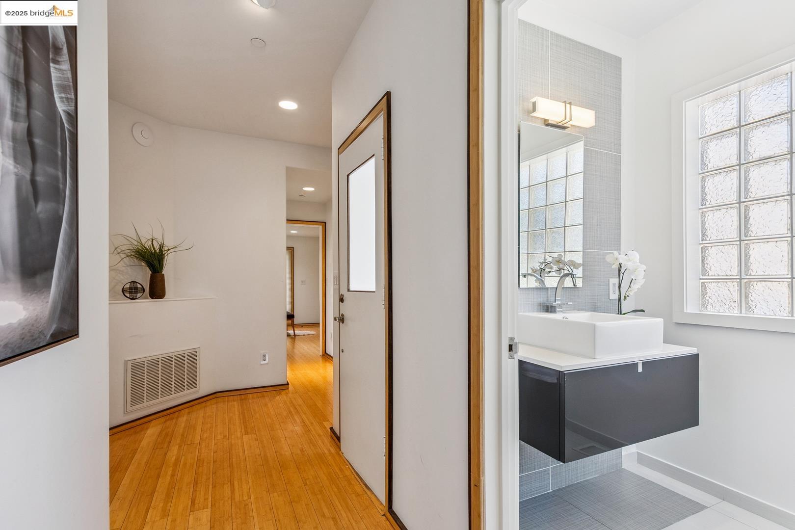 Detail Gallery Image 15 of 45 For 2912 Hillside Dr, Burlingame,  CA 94010 - 4 Beds | 4/1 Baths