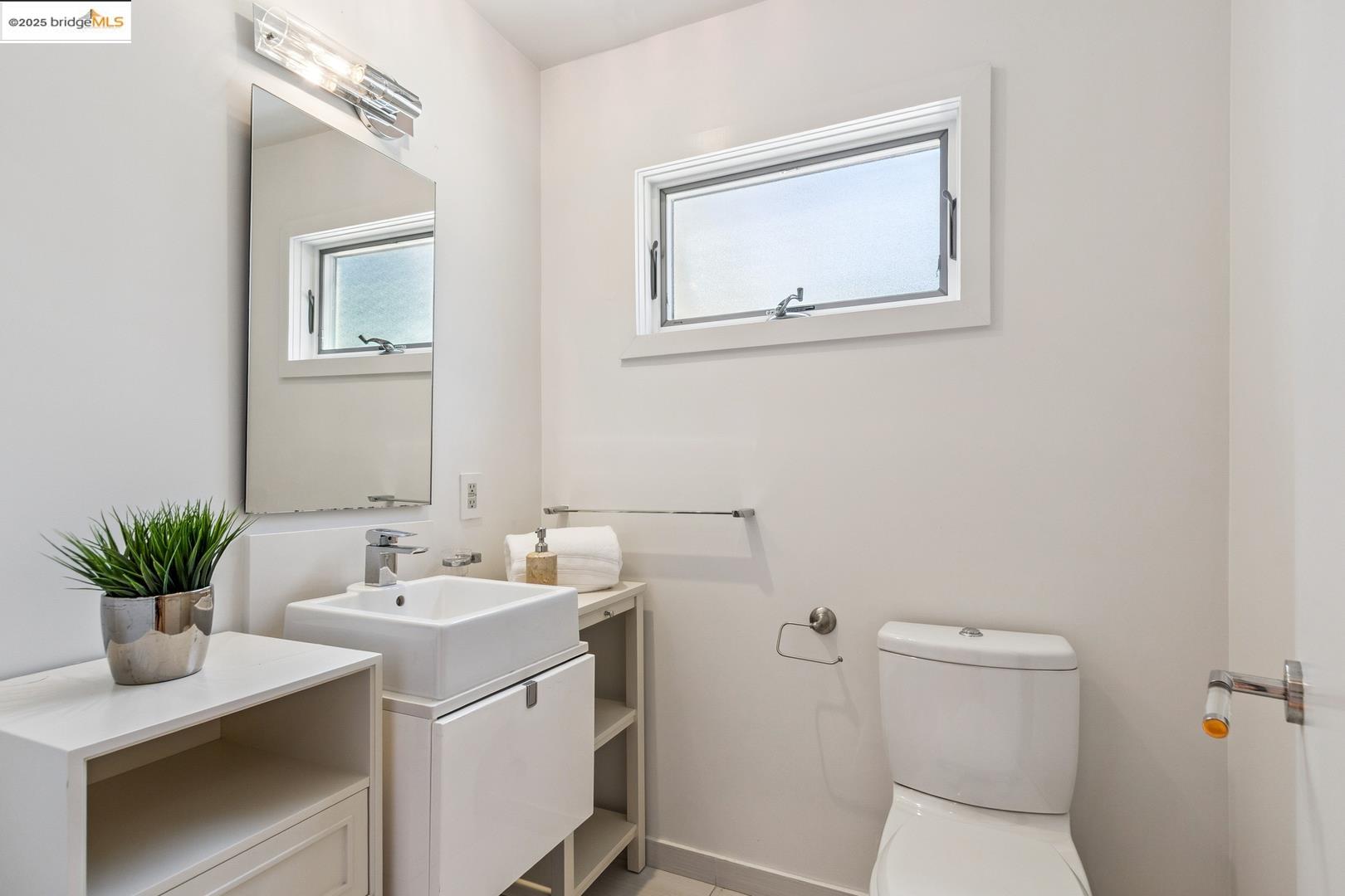 Detail Gallery Image 16 of 45 For 2912 Hillside Dr, Burlingame,  CA 94010 - 4 Beds | 4/1 Baths