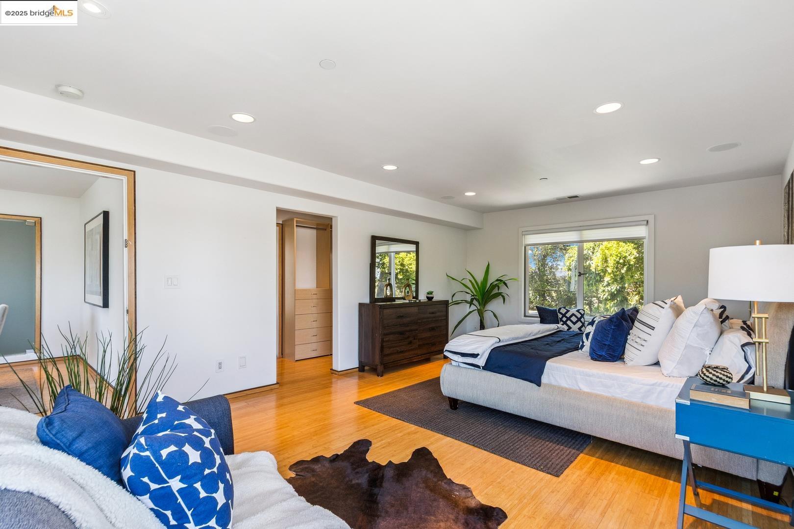 Detail Gallery Image 27 of 45 For 2912 Hillside Dr, Burlingame,  CA 94010 - 4 Beds | 4/1 Baths