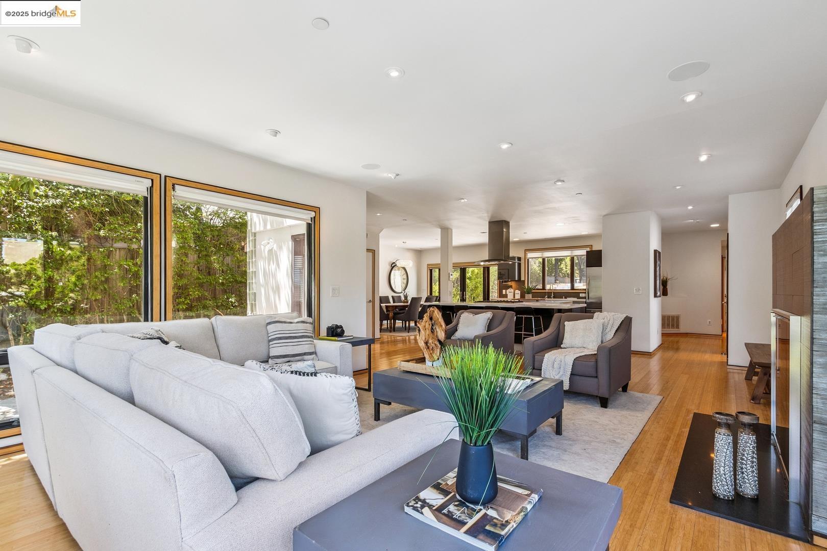 Detail Gallery Image 4 of 45 For 2912 Hillside Dr, Burlingame,  CA 94010 - 4 Beds | 4/1 Baths