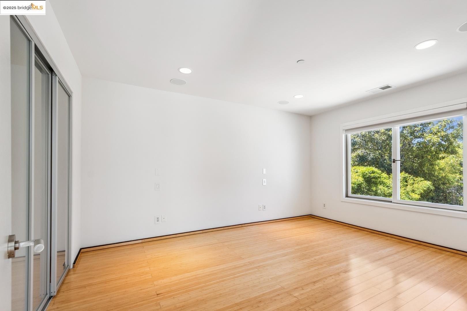 Detail Gallery Image 33 of 45 For 2912 Hillside Dr, Burlingame,  CA 94010 - 4 Beds | 4/1 Baths