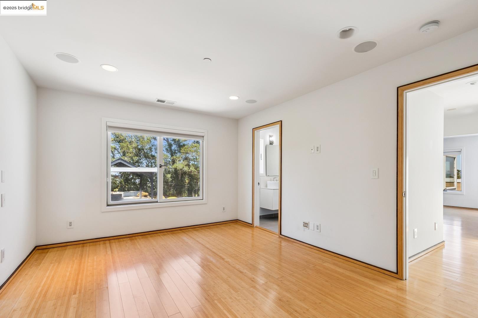 Detail Gallery Image 34 of 45 For 2912 Hillside Dr, Burlingame,  CA 94010 - 4 Beds | 4/1 Baths