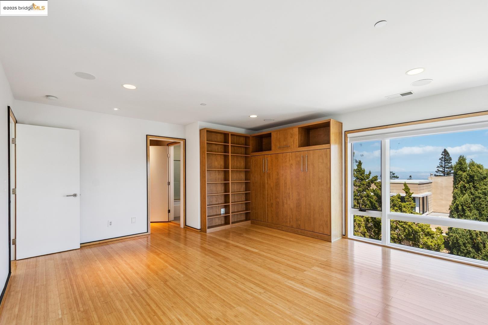 Detail Gallery Image 38 of 45 For 2912 Hillside Dr, Burlingame,  CA 94010 - 4 Beds | 4/1 Baths