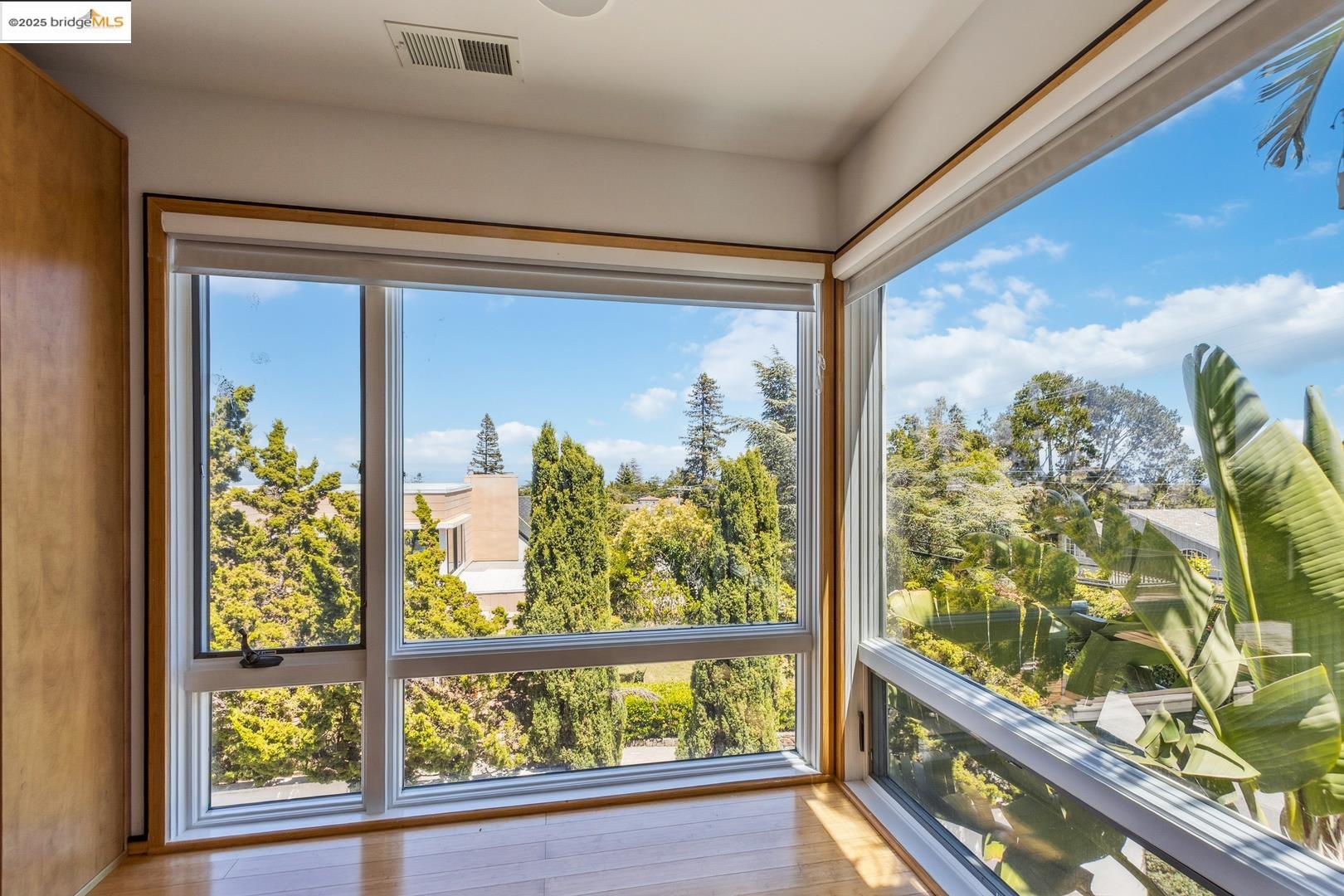Detail Gallery Image 39 of 45 For 2912 Hillside Dr, Burlingame,  CA 94010 - 4 Beds | 4/1 Baths
