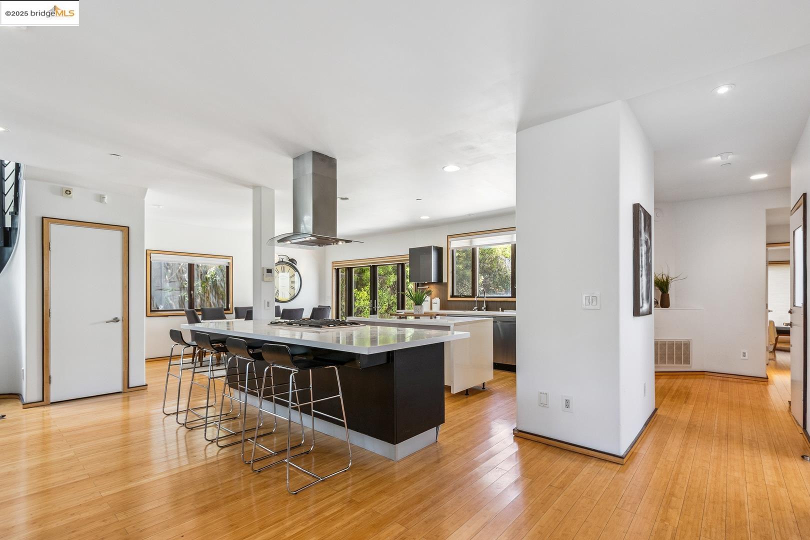 Detail Gallery Image 5 of 45 For 2912 Hillside Dr, Burlingame,  CA 94010 - 4 Beds | 4/1 Baths