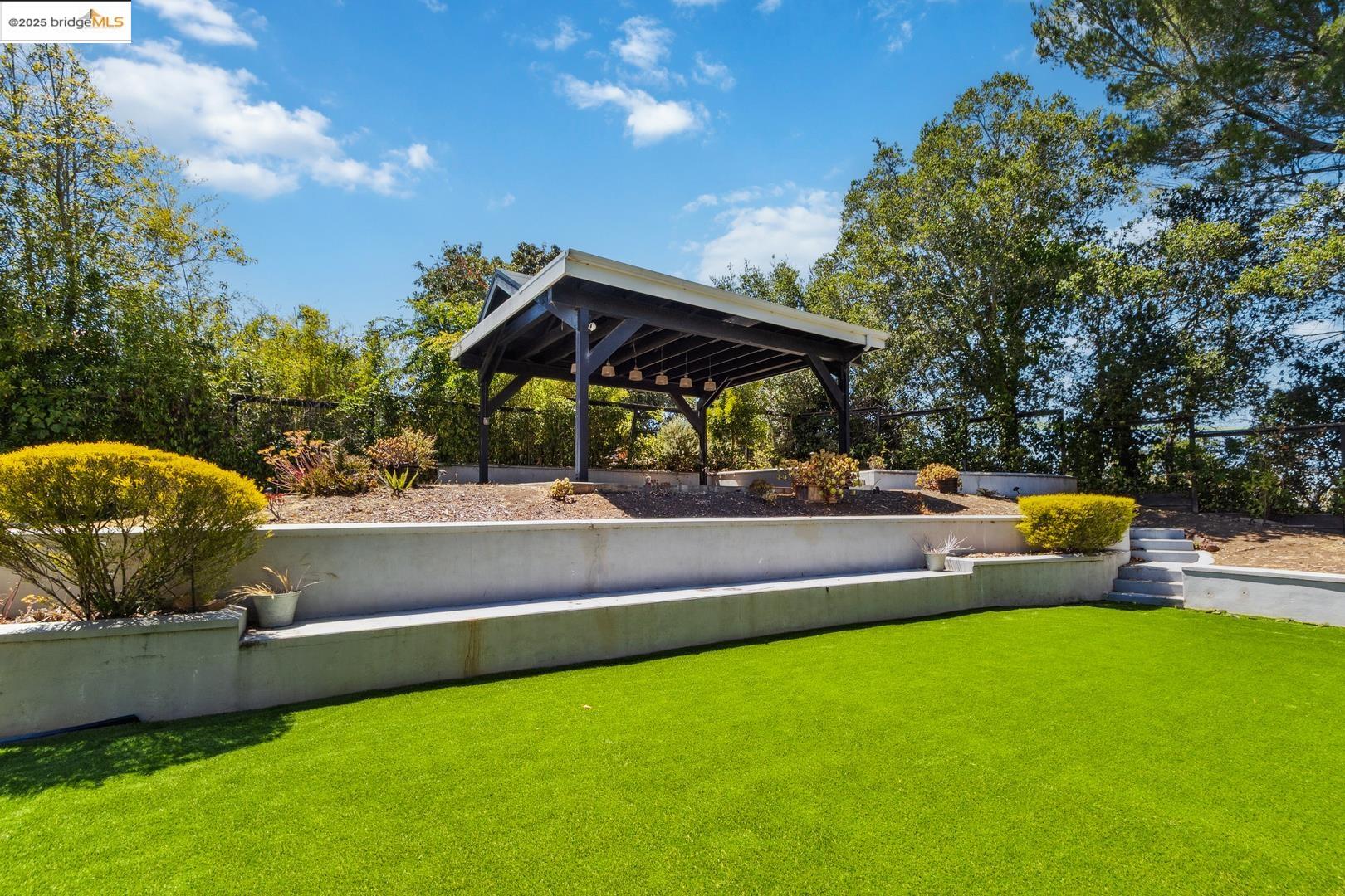 Detail Gallery Image 43 of 45 For 2912 Hillside Dr, Burlingame,  CA 94010 - 4 Beds | 4/1 Baths