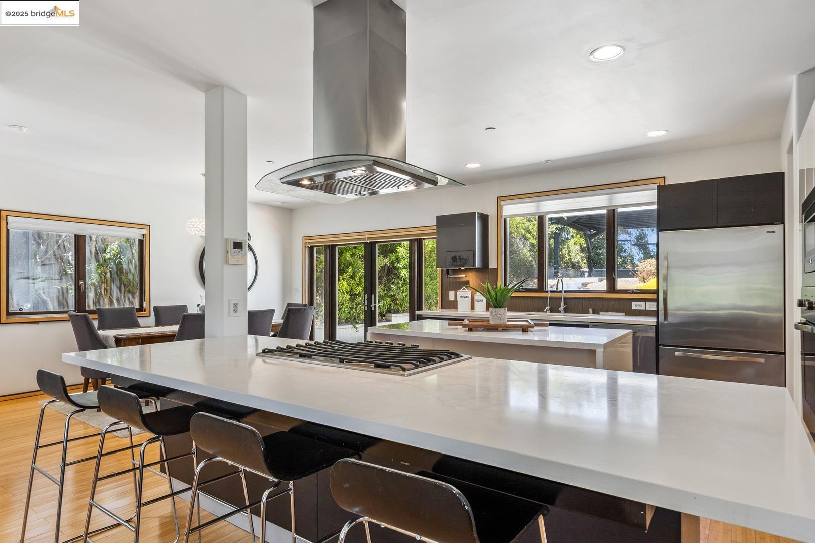 Detail Gallery Image 6 of 45 For 2912 Hillside Dr, Burlingame,  CA 94010 - 4 Beds | 4/1 Baths