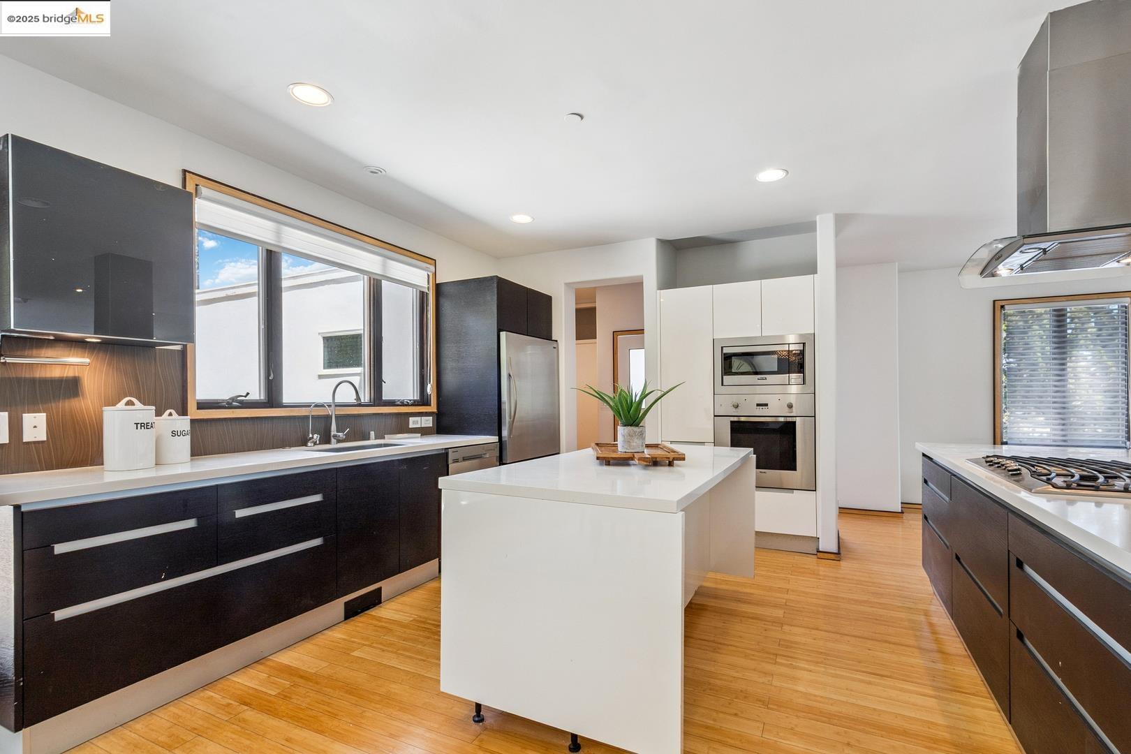 Detail Gallery Image 8 of 45 For 2912 Hillside Dr, Burlingame,  CA 94010 - 4 Beds | 4/1 Baths
