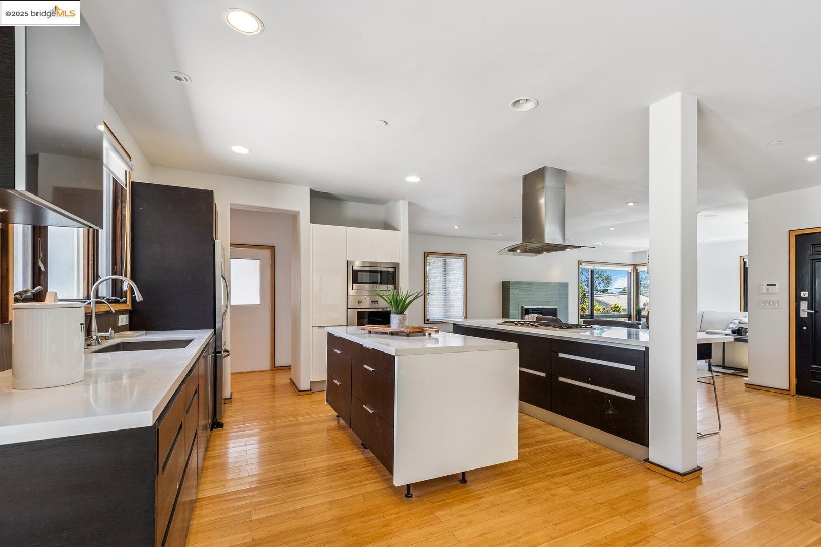 Detail Gallery Image 9 of 45 For 2912 Hillside Dr, Burlingame,  CA 94010 - 4 Beds | 4/1 Baths