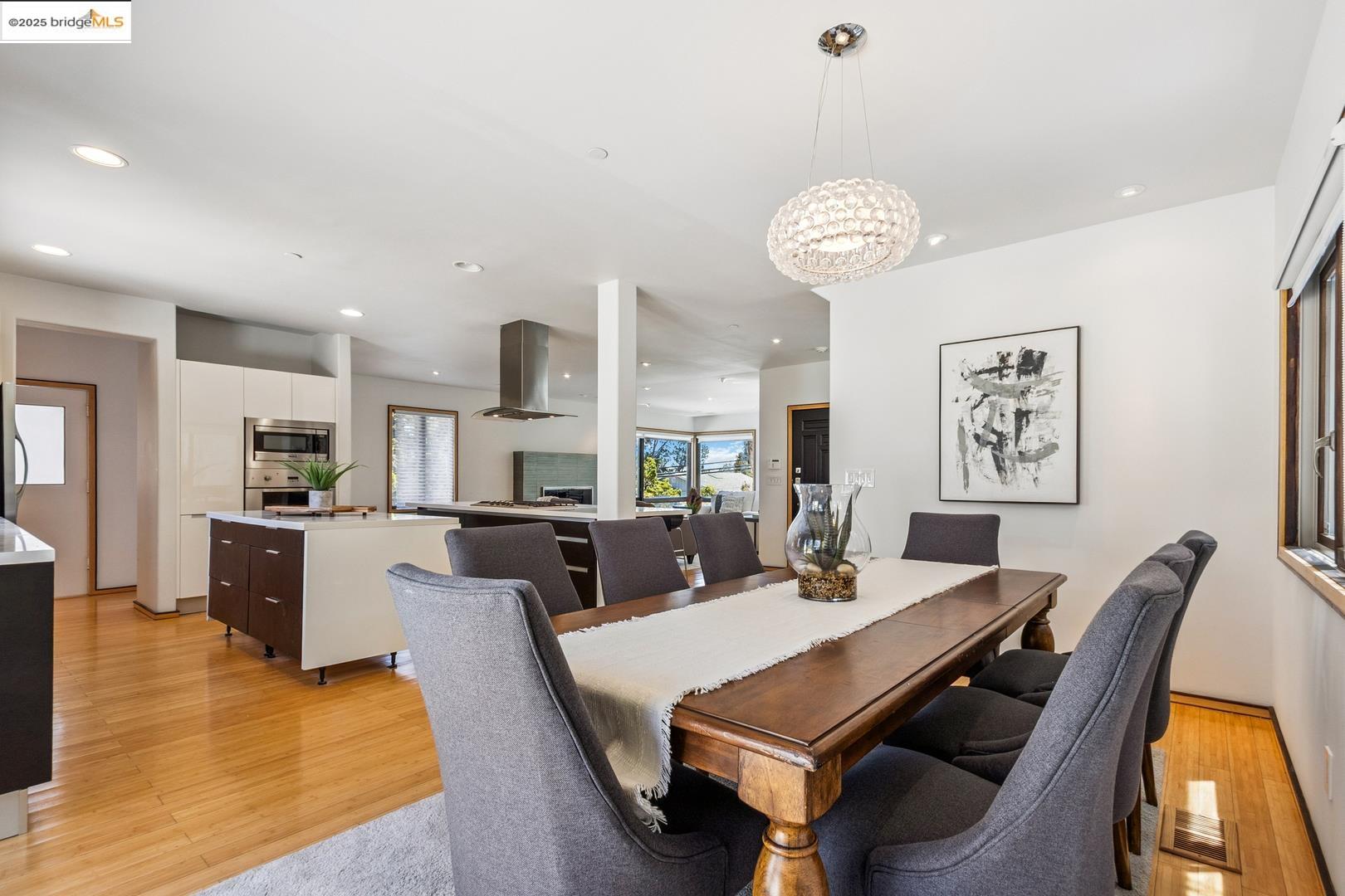 Detail Gallery Image 10 of 45 For 2912 Hillside Dr, Burlingame,  CA 94010 - 4 Beds | 4/1 Baths
