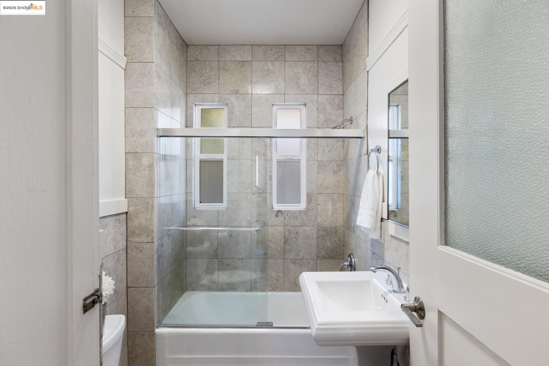 Detail Gallery Image 13 of 17 For 665 39th St, Oakland,  CA 94609 - – Beds | – Baths