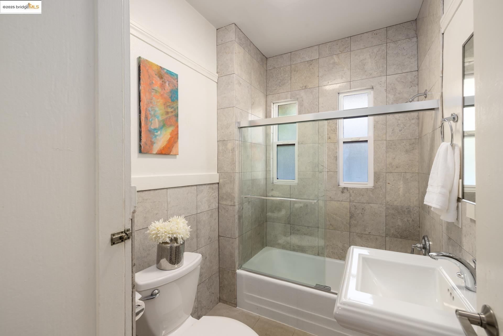 Detail Gallery Image 14 of 17 For 665 39th St, Oakland,  CA 94609 - – Beds | – Baths