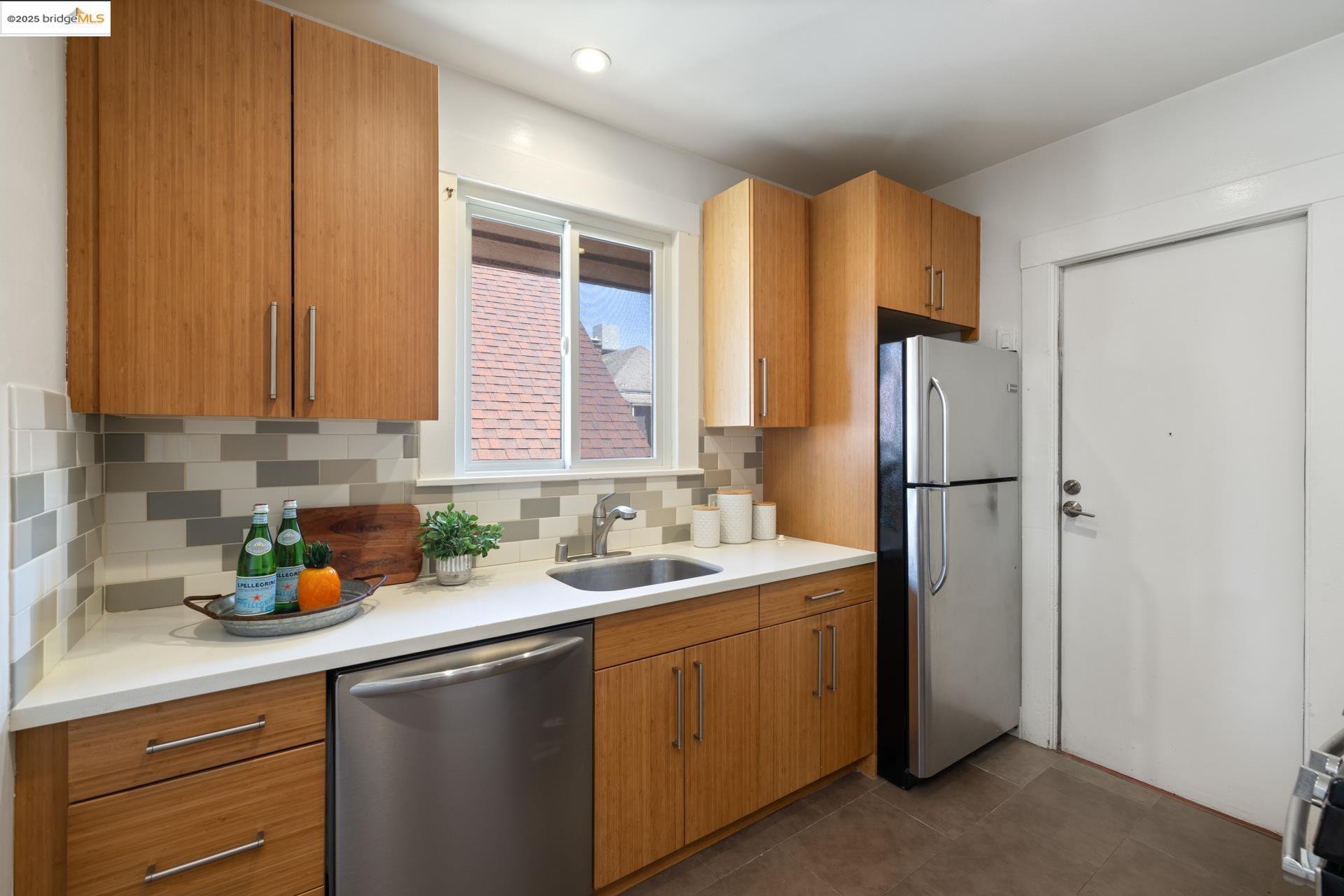Detail Gallery Image 8 of 17 For 665 39th St, Oakland,  CA 94609 - – Beds | – Baths